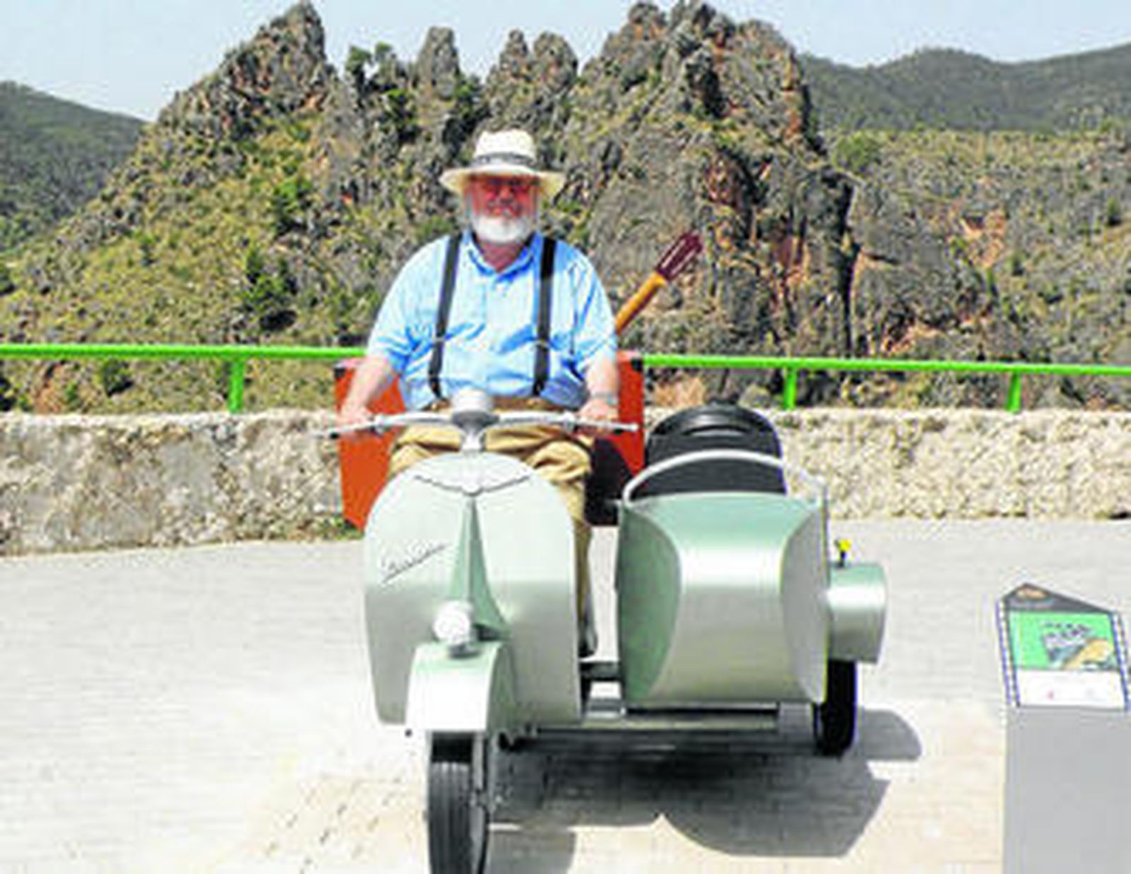 José Luis Cuerda, sobre la emblemática motocicleta que conducían Antonio Resines y Luis Ciges.