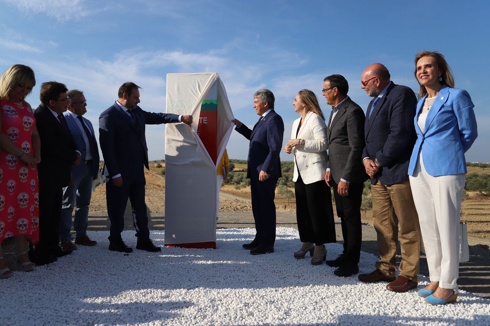 El ministro Ábalos inaugura la variante de Beas y Trigueros.