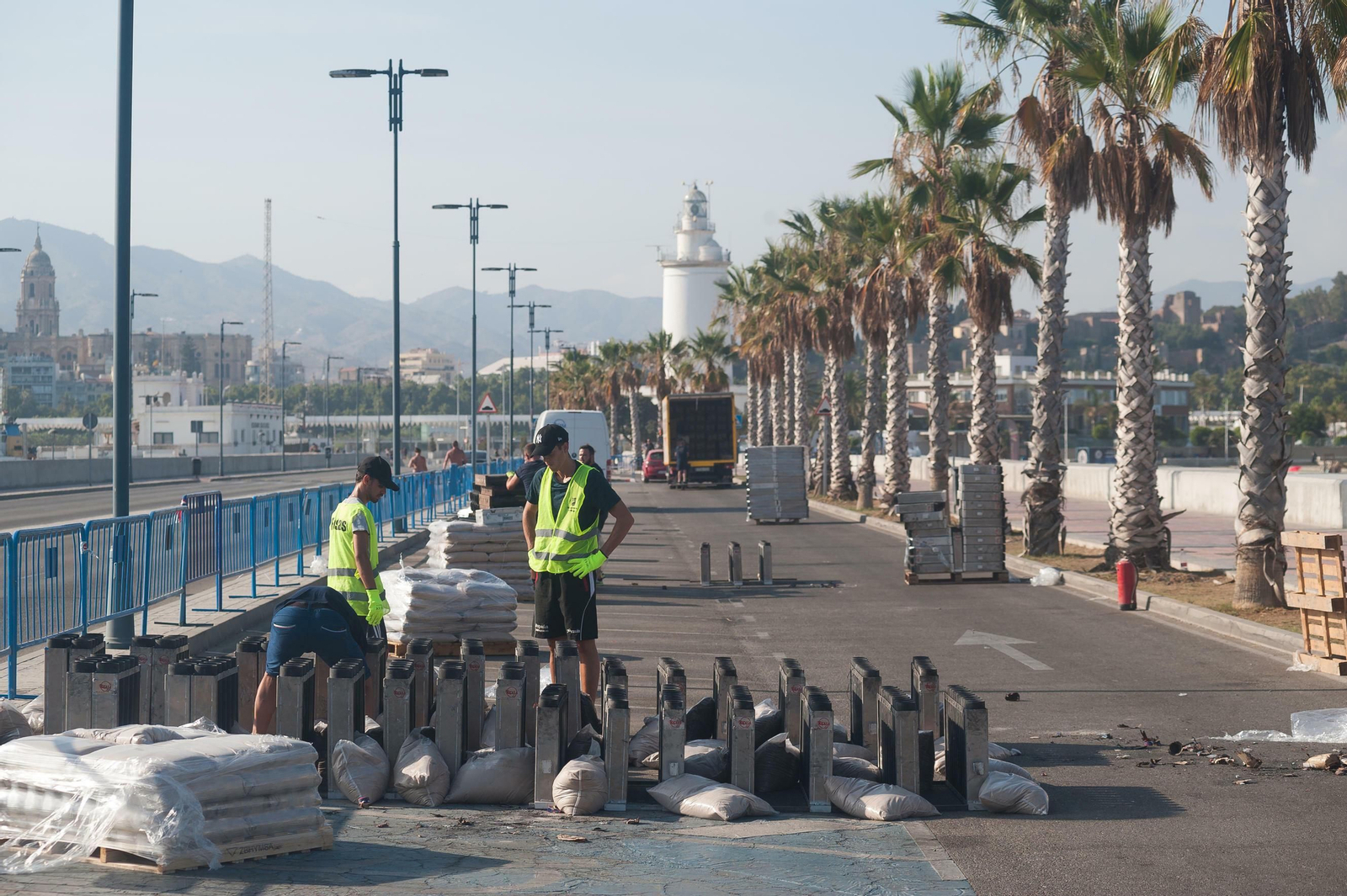 Operarios preparando el despliegue de los fuegos artificiales en el dique de Levante. Operarios preparando el despliegue de los fuegos artificiales en el dique de Levante.