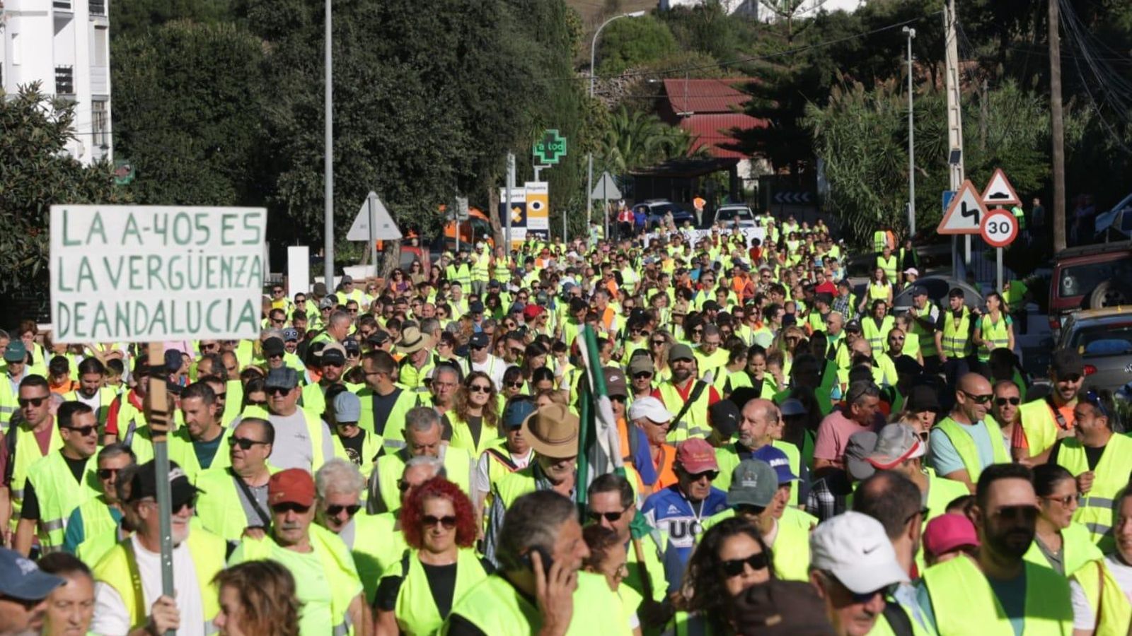 La marcha, a su paso por la Estación de Jimena.