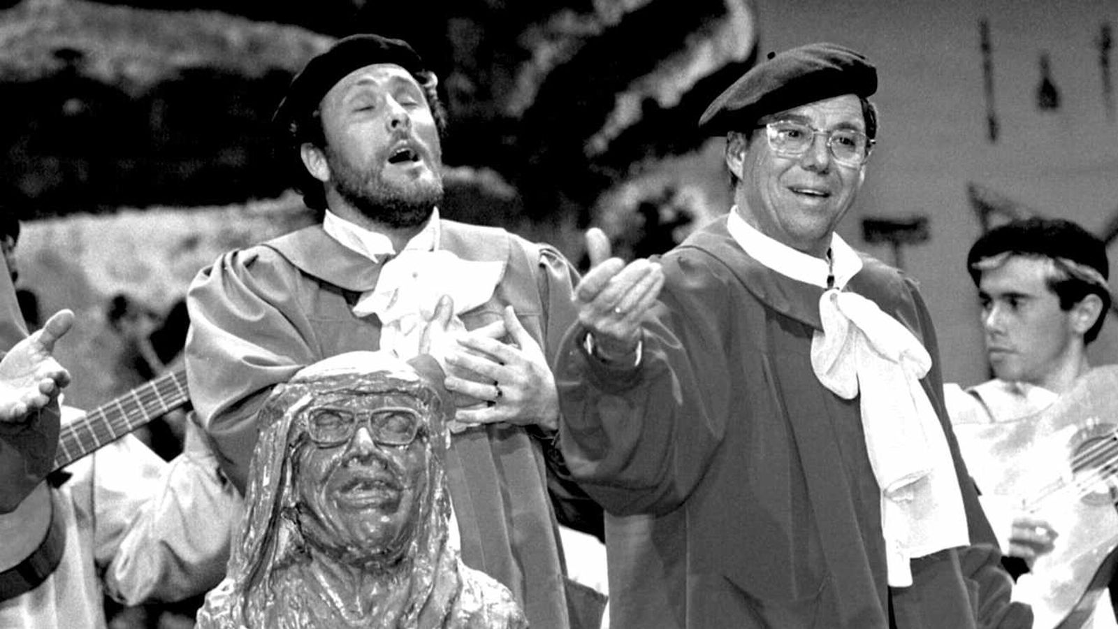 Castejón (derecha) junto a Luis Alcántara en la comparsa ‘Golpe a golpe’ (1998).