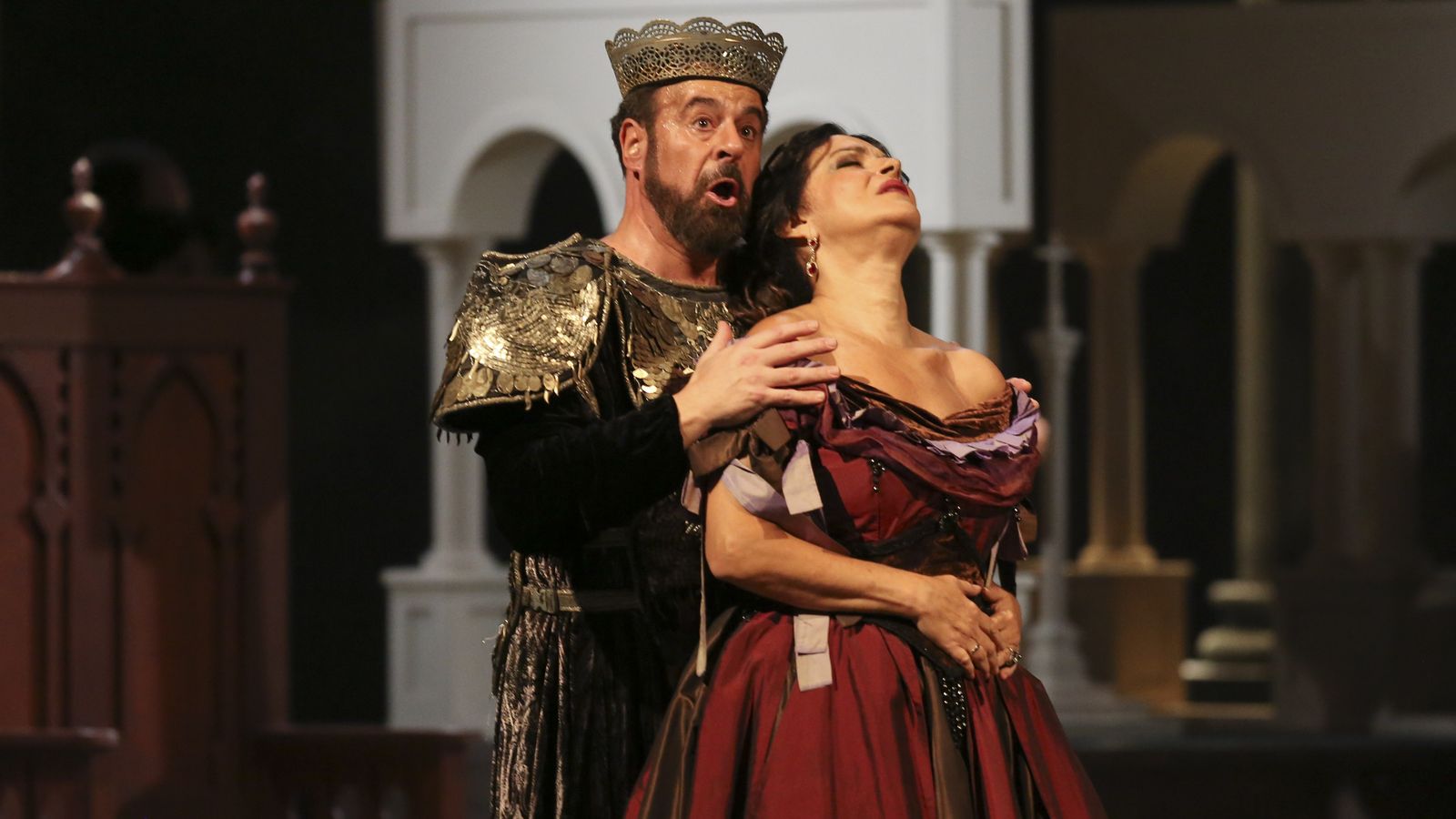 Carlos Álvarez y Nancy Fabiola Herrera, durante la representación de ‘La favorita’ en el Teatro Cervantes.