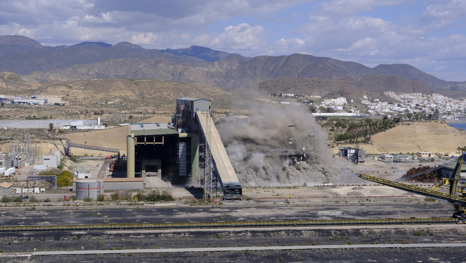 La voladura-demolición de la central térmica de Endesa en Carboneras, en imágenes
