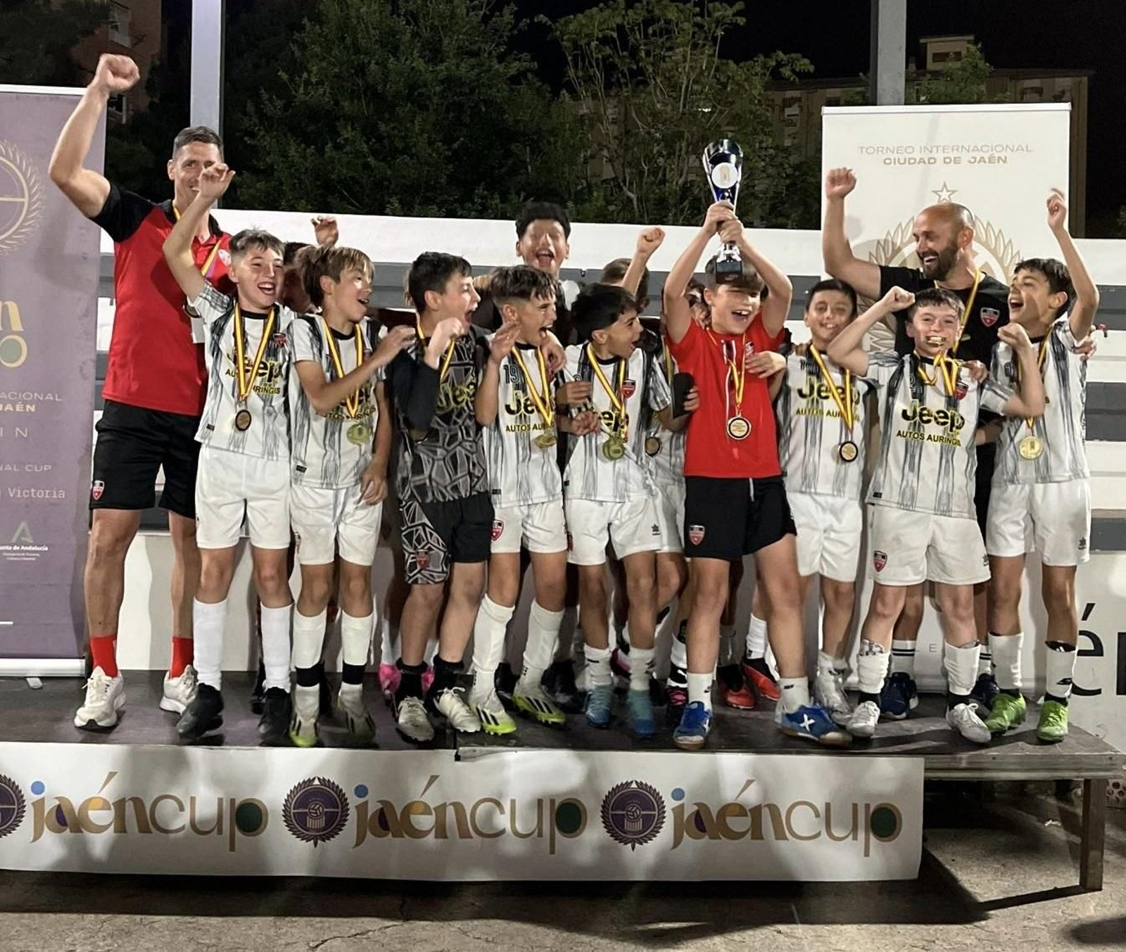 El equipo del Deportivo Jaén celebra su pase a la fase final de la Jaén Cup.
