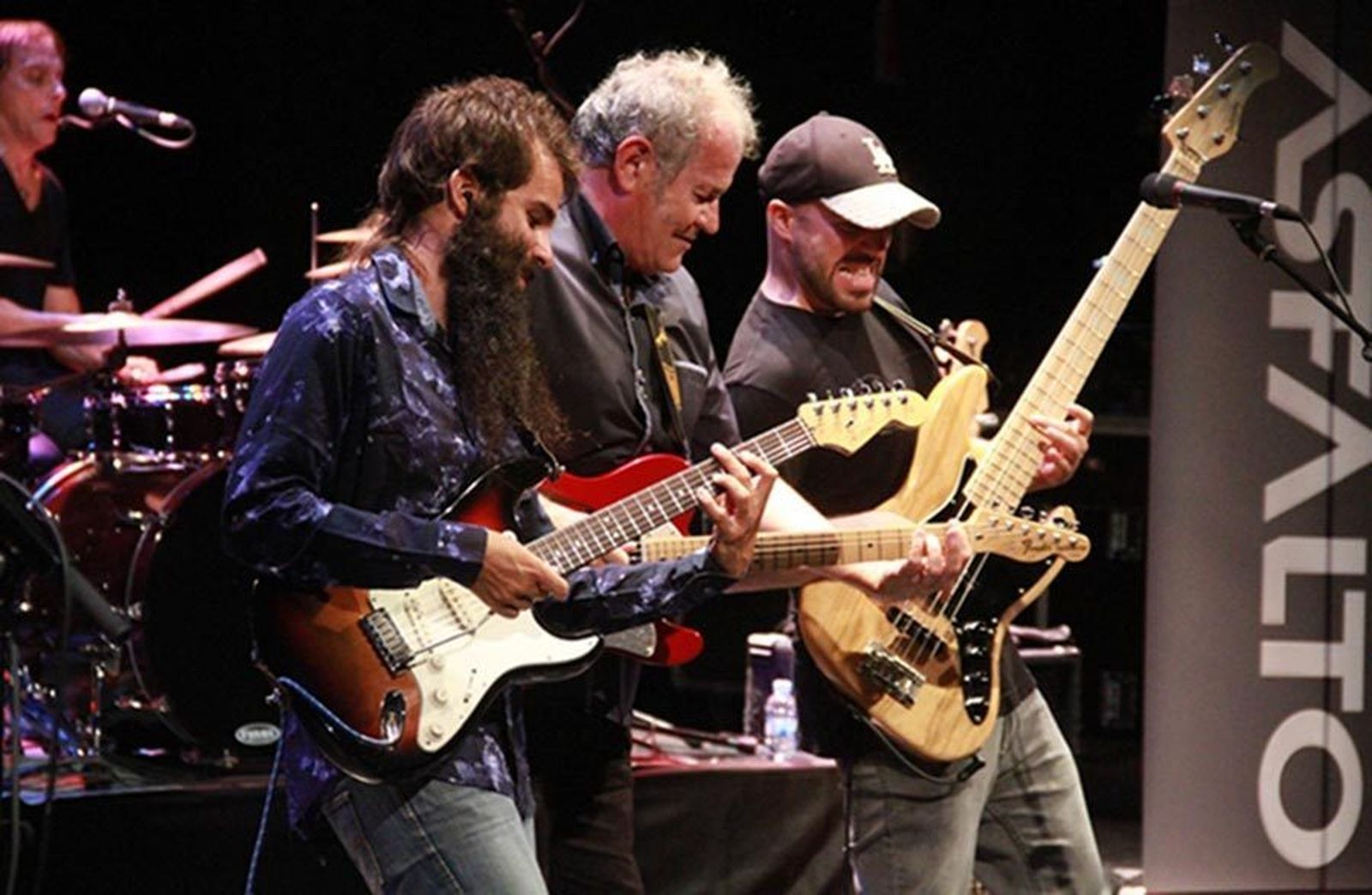 Asfalto durante uno de sus conciertos.