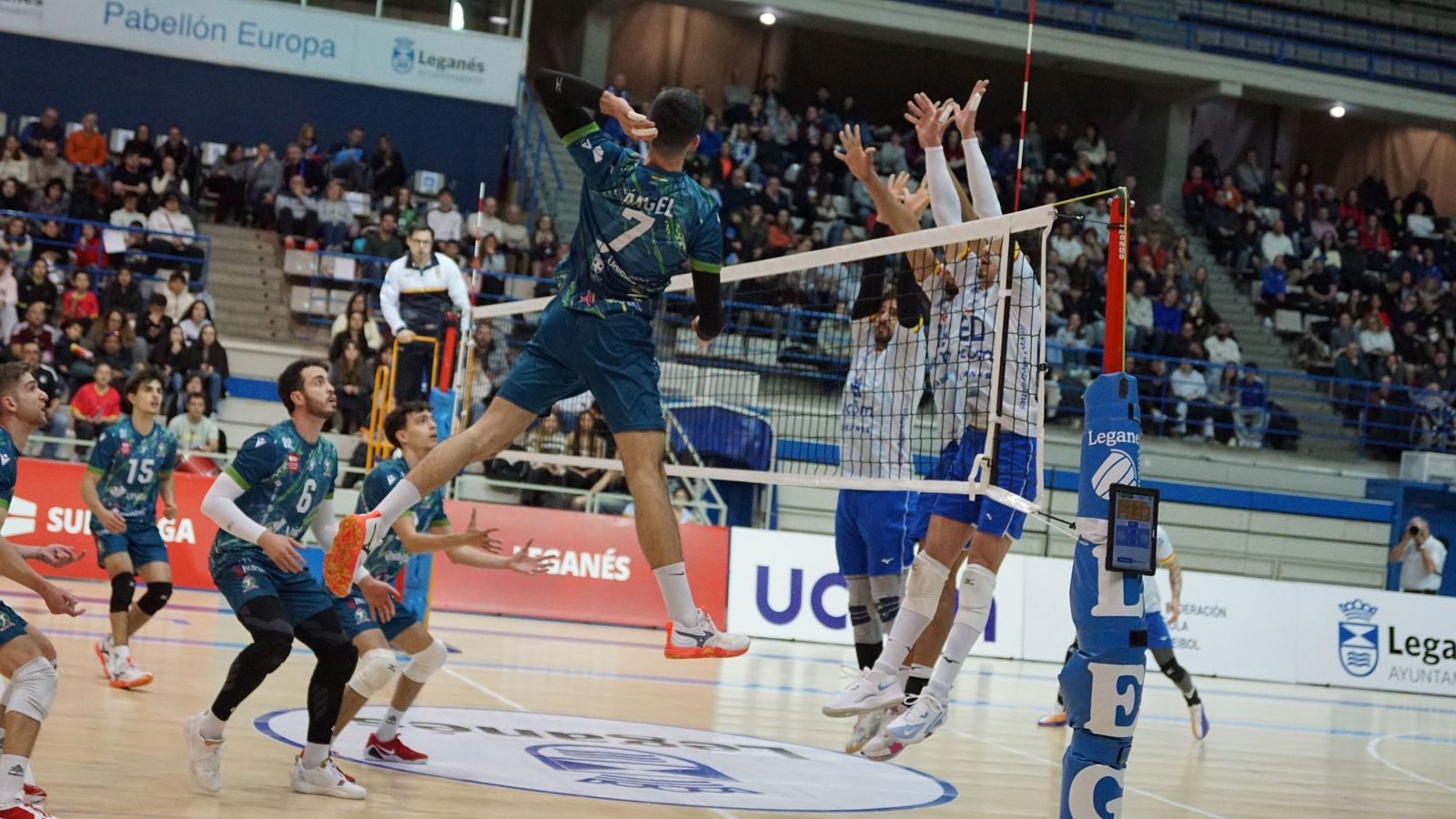 Ángel Rodríguez se dispone a realizar un remate durante una acción del encuentro frente a los pepineros.
