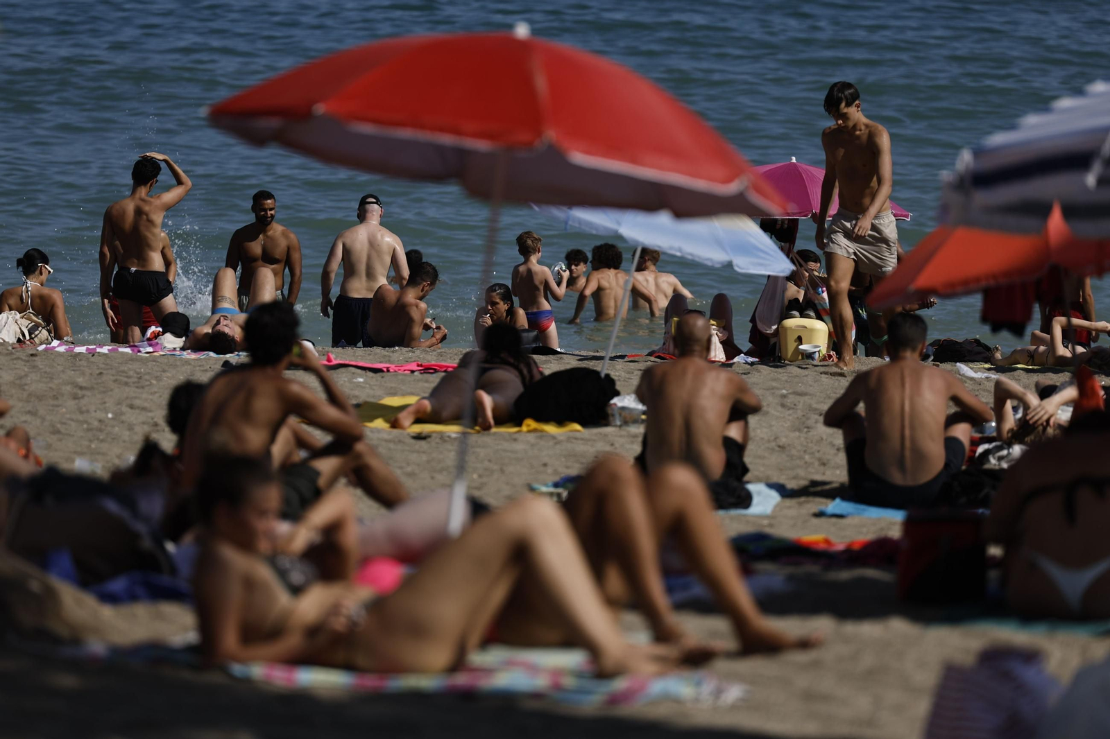 Gran cantidad e personas en la playa de la Malagueta.