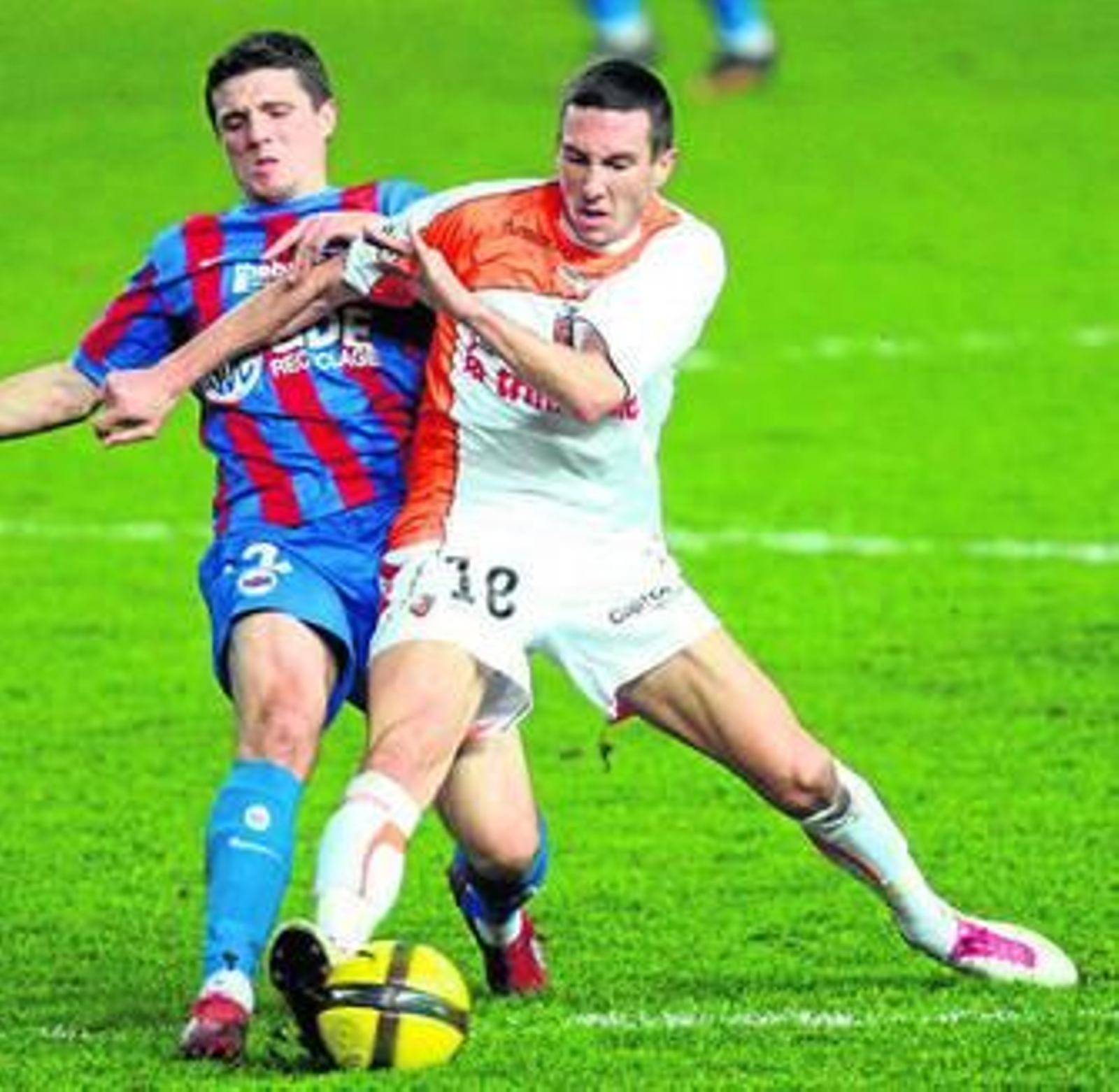 Amalfitano disputa un balón a un jugador del Caen el pasado mes de febrero.