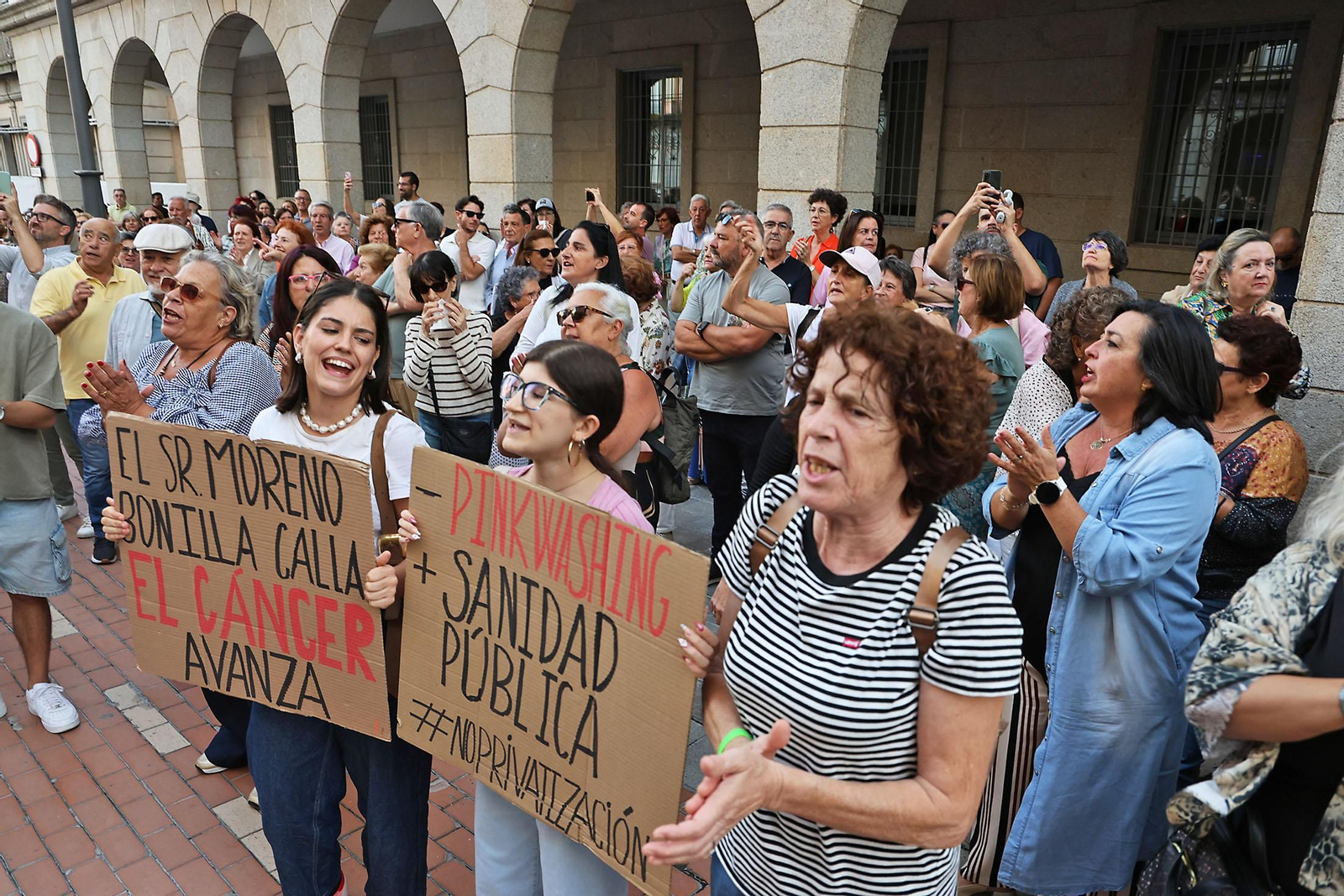 Concentración en Huelva de protesta por la polémica con los cribados de cáncer de mama en Andalucía