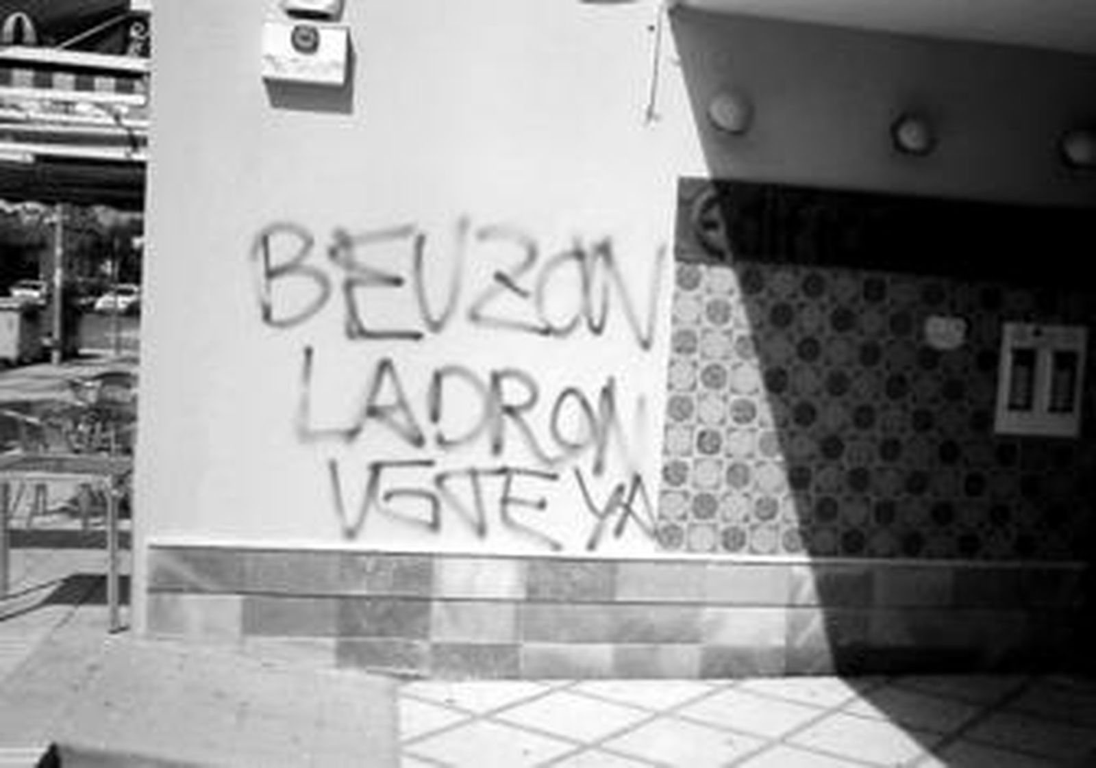 Una pintada contra el presidente de Afanas, Francisco Beuzón, junto a la puerta de su domicilio.