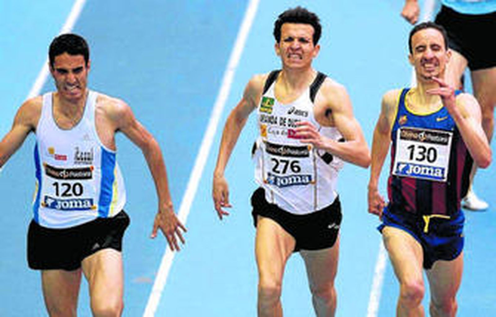 Juan Carlos Higuero, en el centro de la imagen, durante una prueba en la pista.