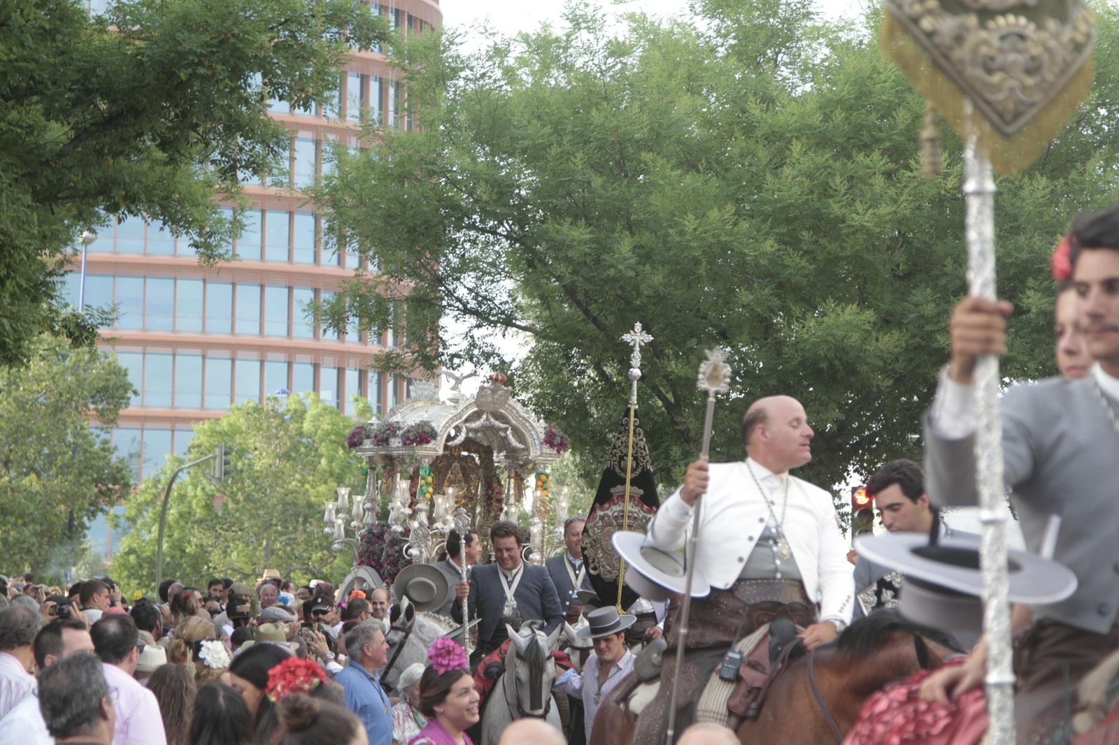 Las imágenes de la vuelta de Triana a Sevilla