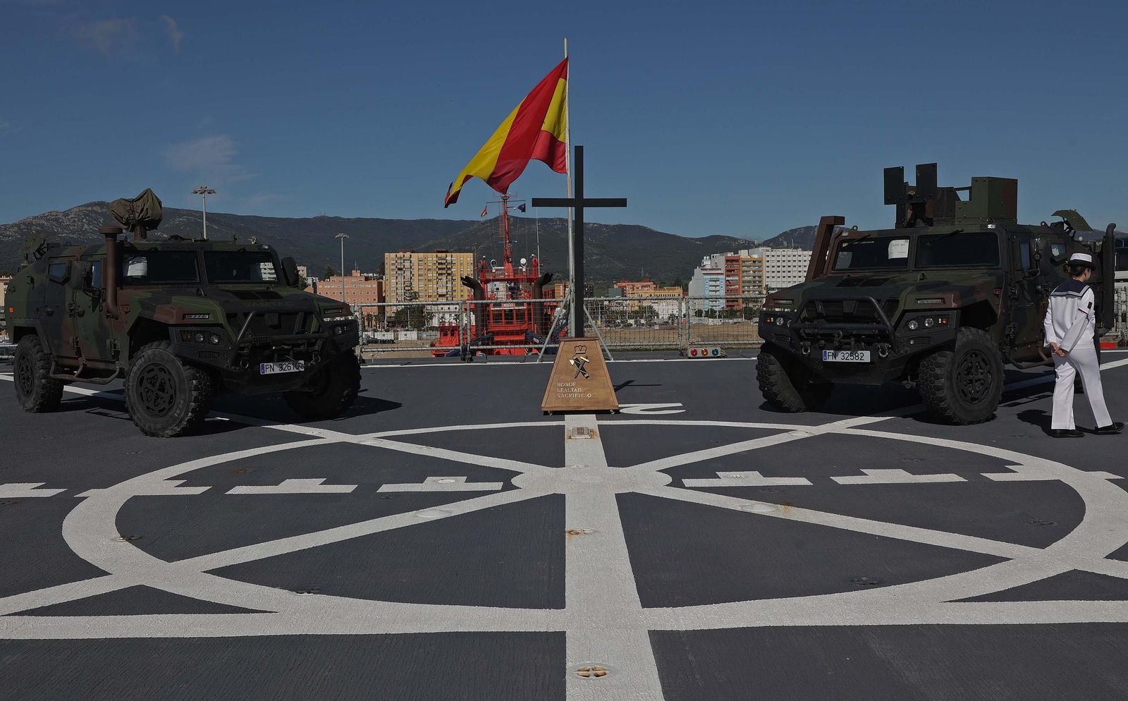 Fotos de la Jura de Bandera para personal civil a bordo del Buque de Asalto Anfibio 'Castilla' en Algeciras