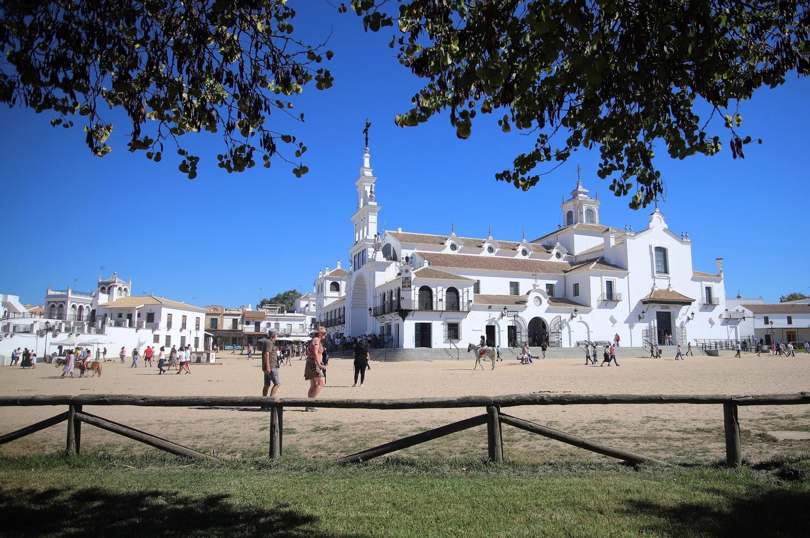 Imágenes del ambiente en la aldea de El Rocío en la mañana del domingo