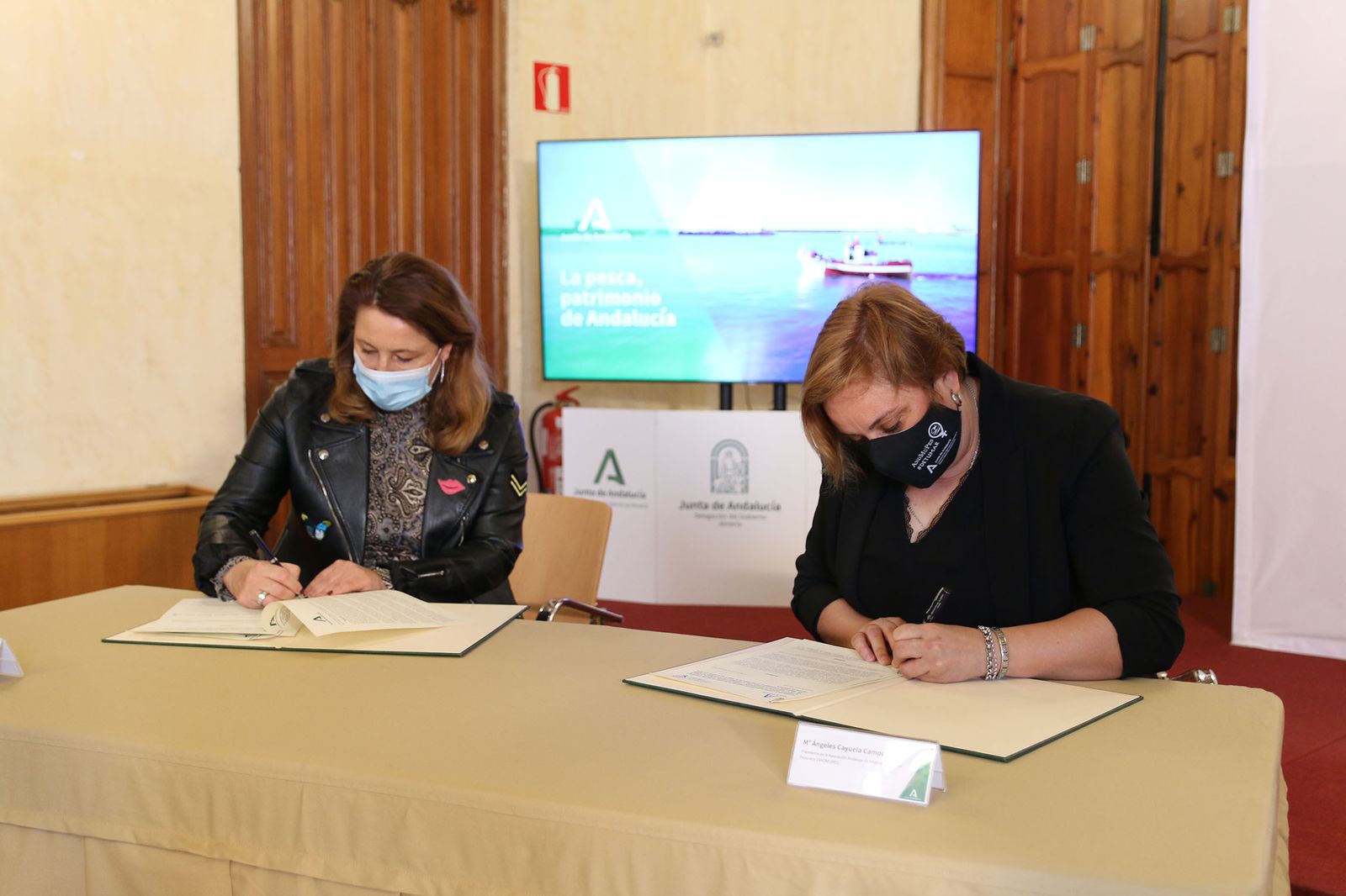 La consejera Carmen Crespo y la presidenta de Andmupes, Mari Ángeles Cayuela, firmando el acuerdo