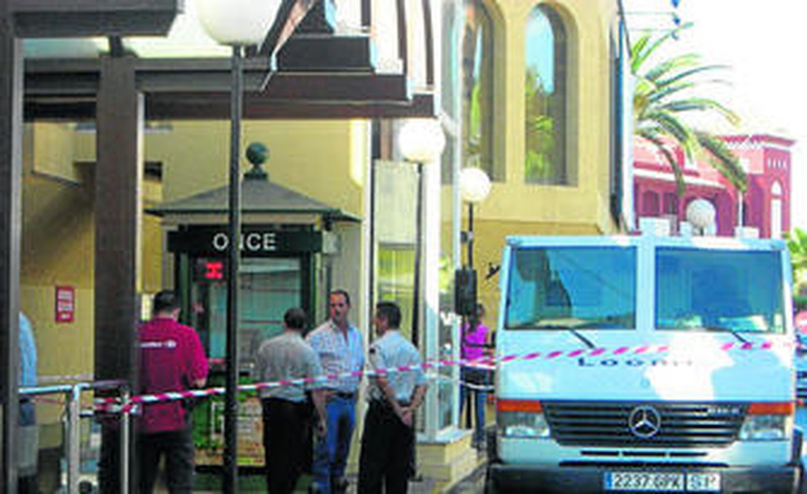 La Policía Local acordonó el furgón blindado minutos después de que se produjera el tiroteo, ayer, en un centro comercial de Estepona.