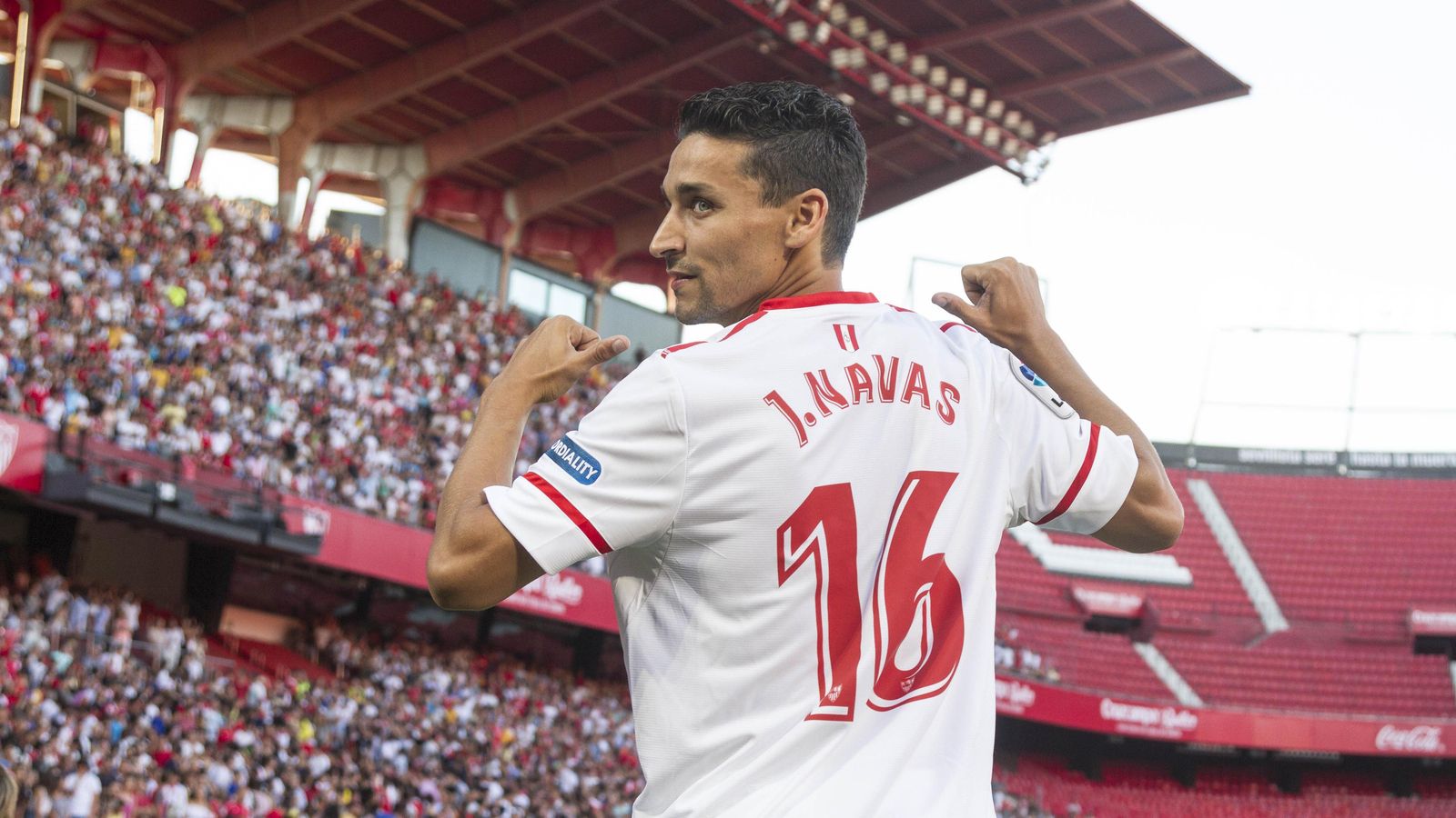 Jesús Navas, ante una enfervorizada grada, el día de su regreso al Sánchez-Pizjuán (02-09-2017).