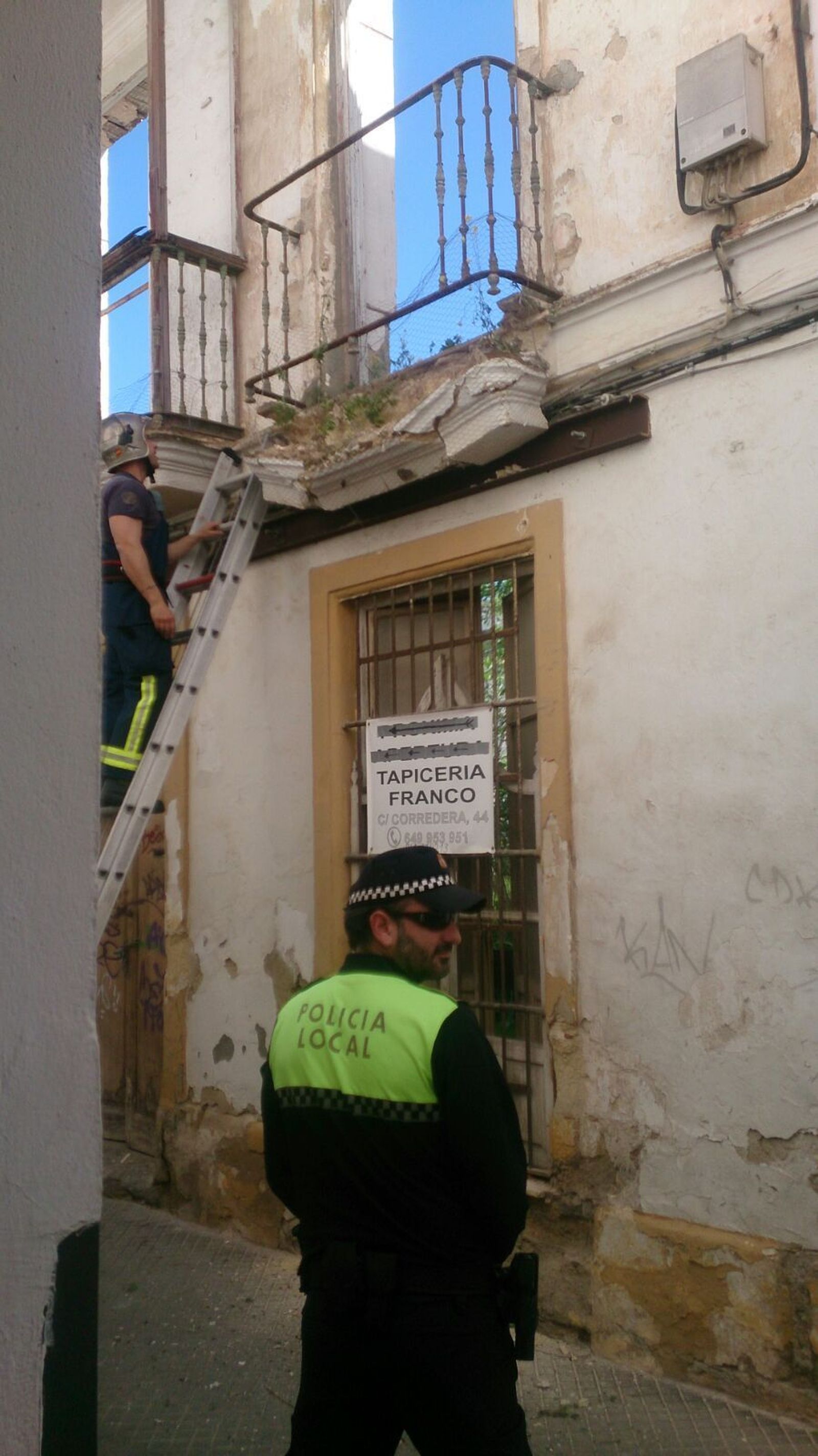 Un bombero actúa sobre un balcón de la fachada que se estaba cayendo.