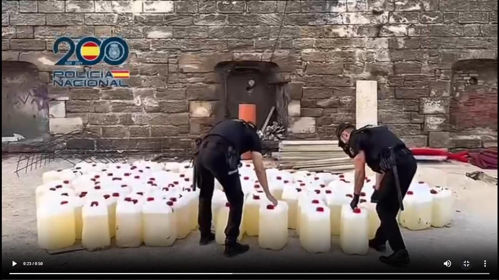 Agentes de la Policía Nacional custodian varias de las garrafas con combustible intervenidas en la Punta de  San Felipe esta pasada madrugada