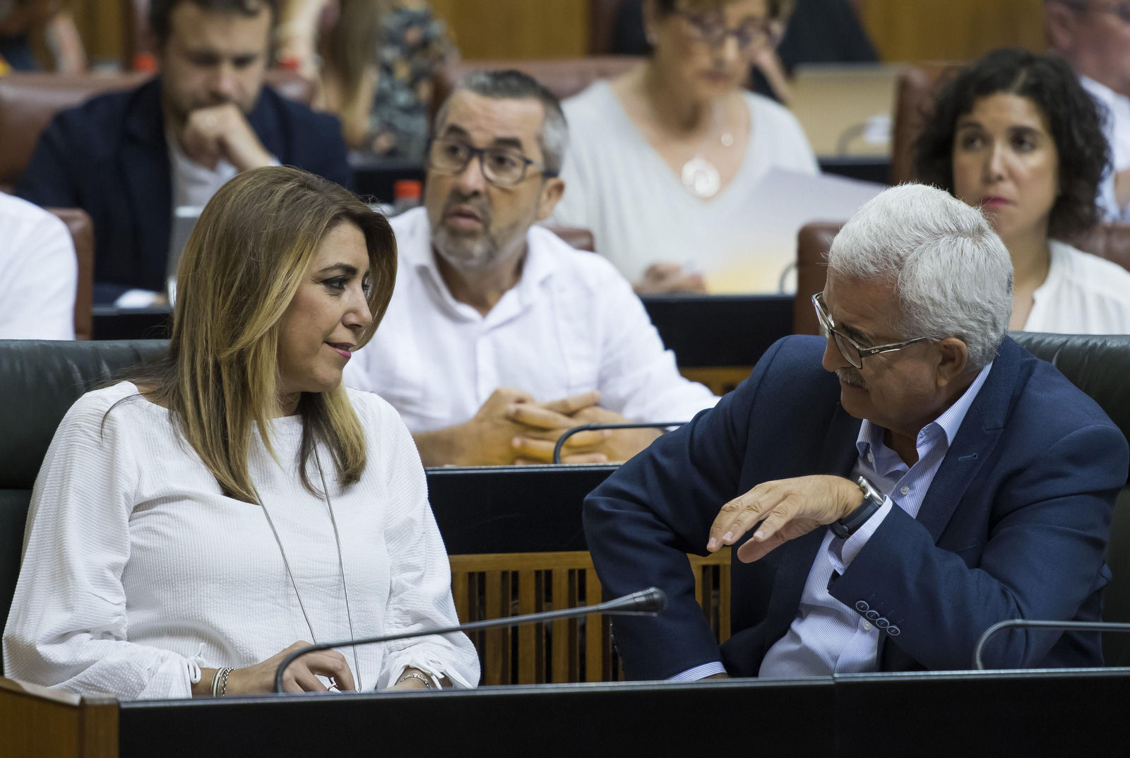 La presidenta de la Junta de Andalucía, Susana Díaz, conversa con el vicepresidente, Manuel Jiménez Barrios, en el pleno del Parlamento de Andalucía
