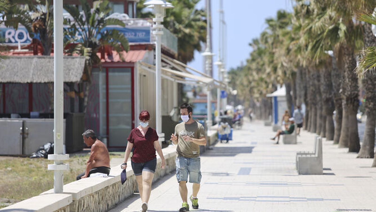 Varias personas en el paseo marítimo en Málaga capital.