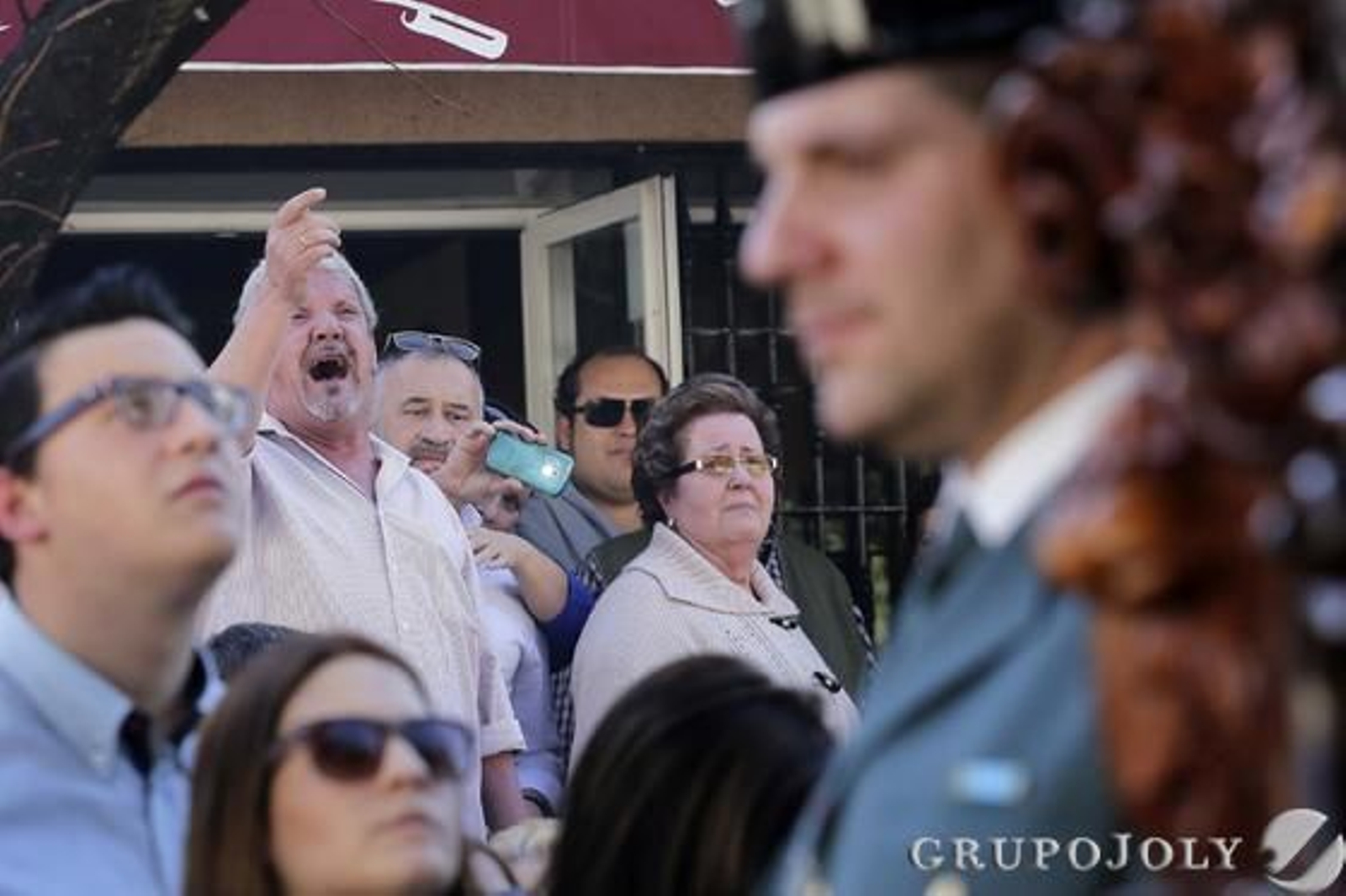 Un devoto canta una saeta a Nuestro Padre Jesús de las Misericordias.

Foto: Manuel Aranda