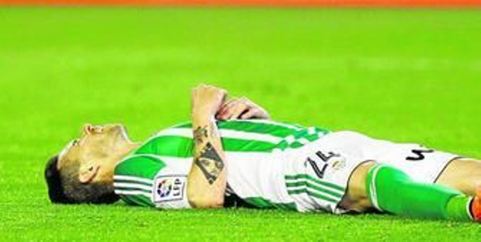 Rubén Castro se recupera sobre el césped tras un esfuerzo.