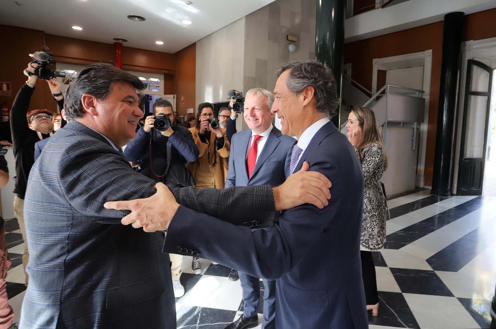 Imágenes de la firma del acuerdo entre Cepsa y Fertiberia para implantar el anillo de hidrógeno verde en Huelva