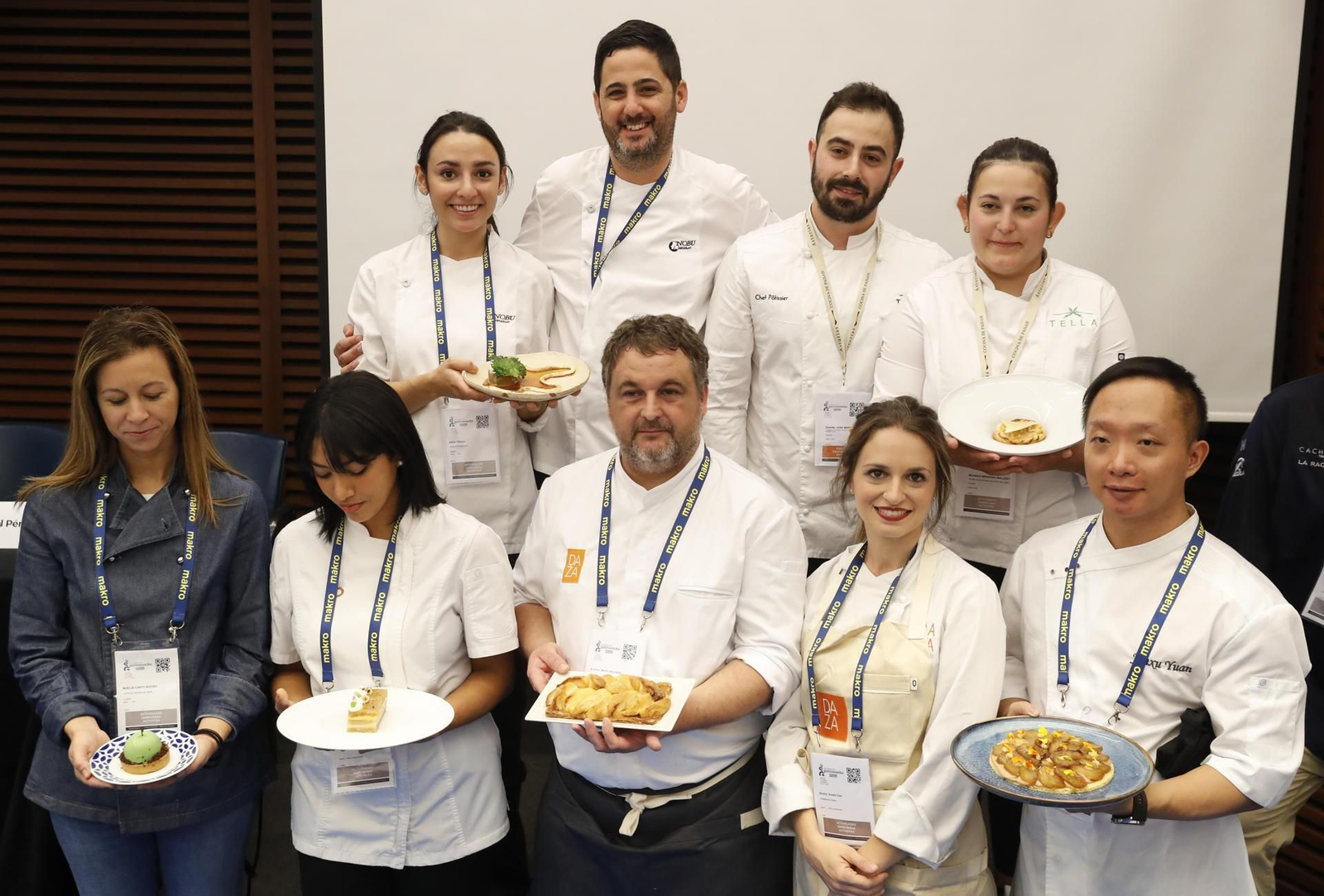Los participantes en el III Campeonato de Tarta de Manzana by Asturias, posan junto a sus elaboraciones en el congreso San Sebastián Gastronomika.