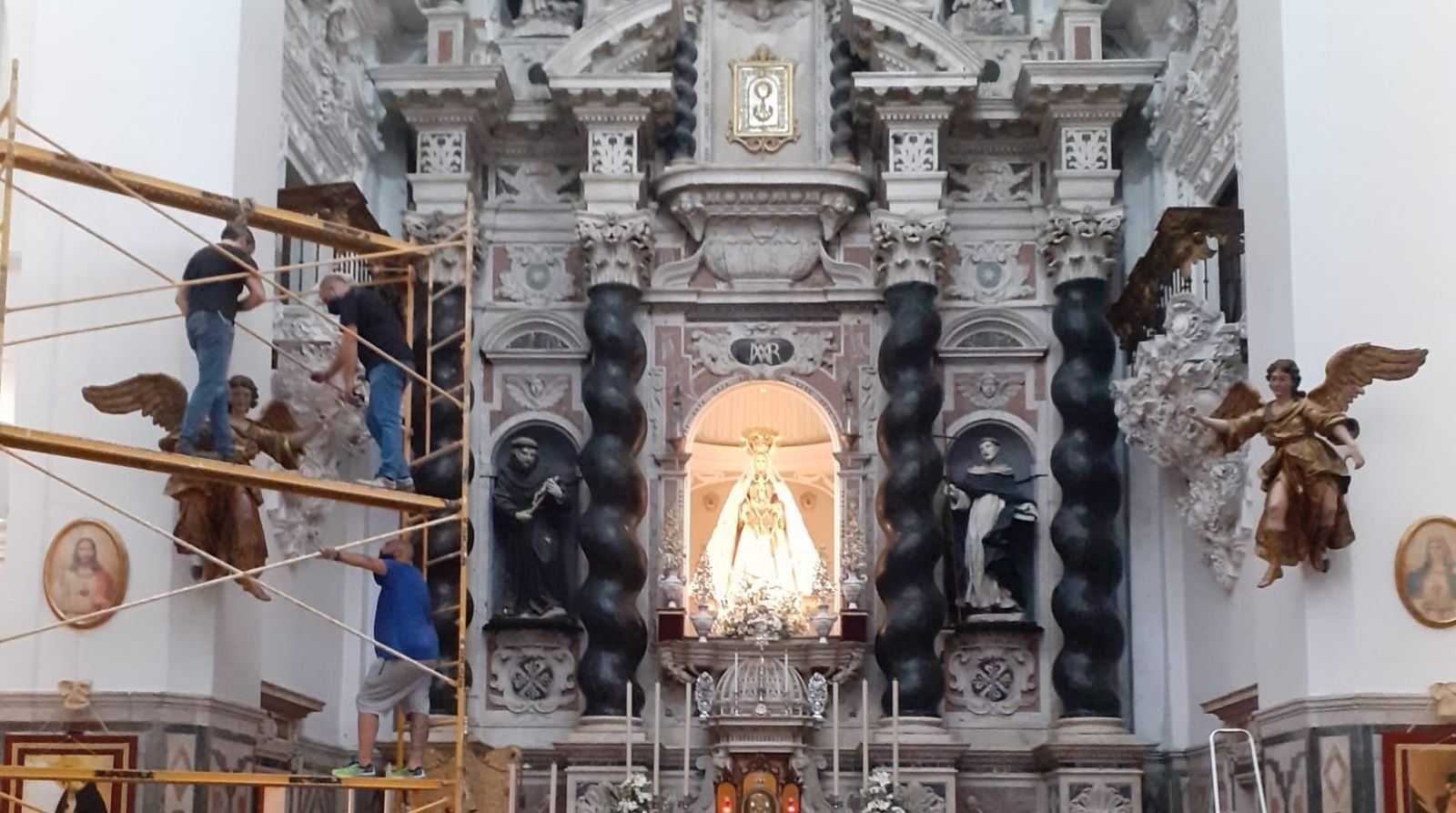 Los operarios de Ars Nova colocan este martes los ángeles lampararios en el altar mayor de Santo Domingo.
