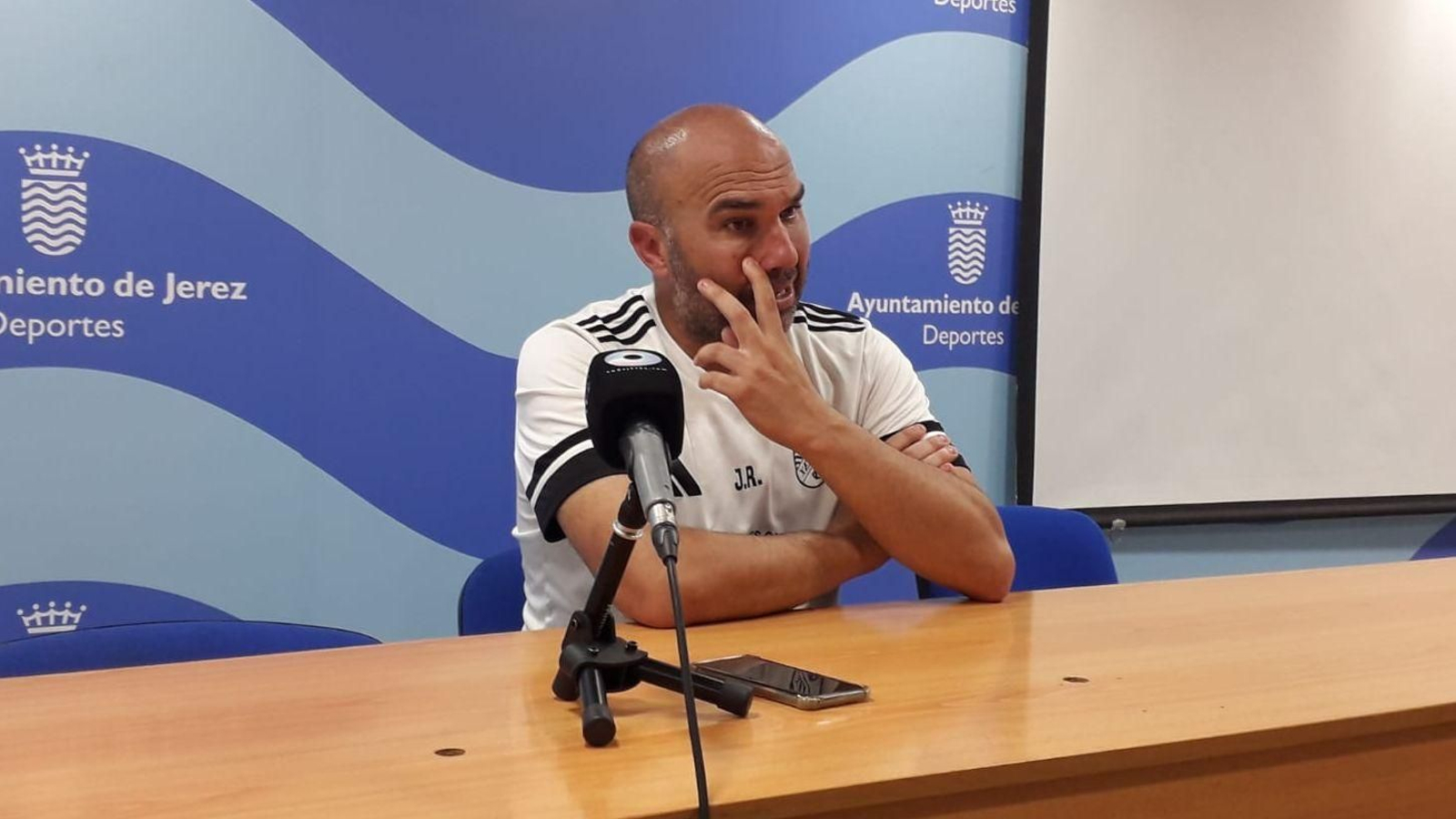 Diego Galiano, técnico del Xerez CD, durante la rueda de prensa que ha ofrecido este viernes en chapín.
