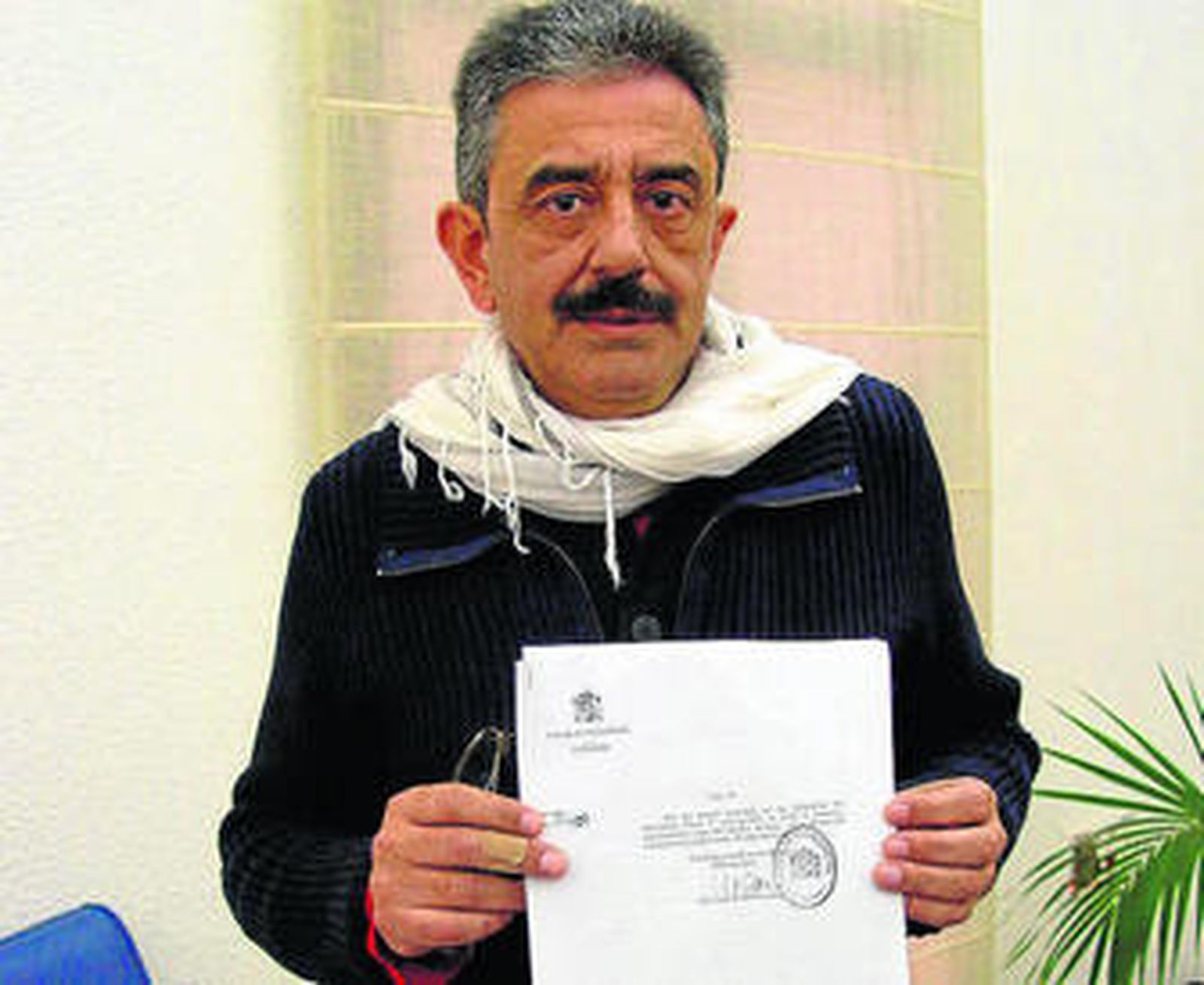 Baena muestra el archivo de la denuncia.