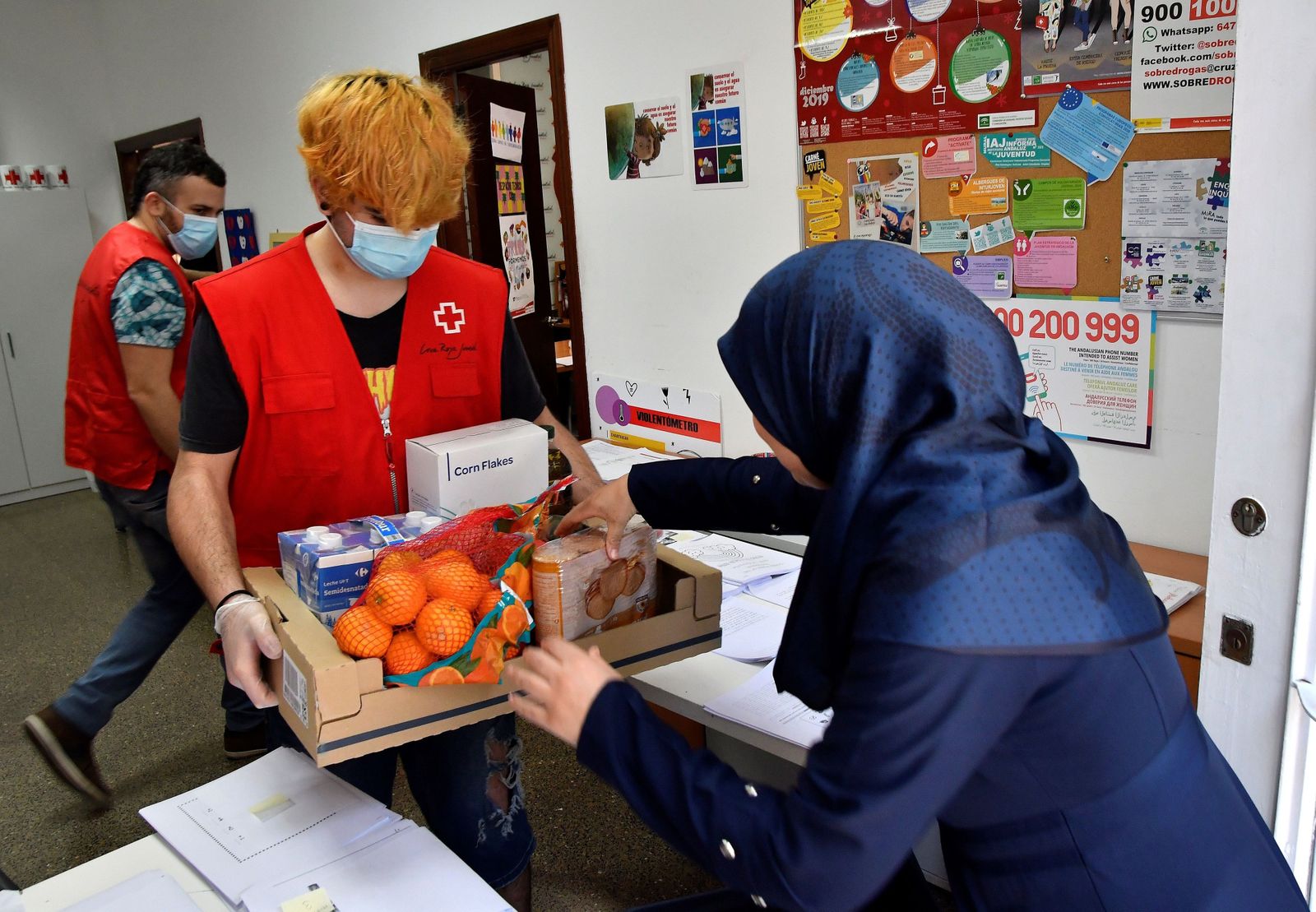 Voluntarios de Cruz Roja Juventud entregan meriendas saludables a las familias más necesitadas.