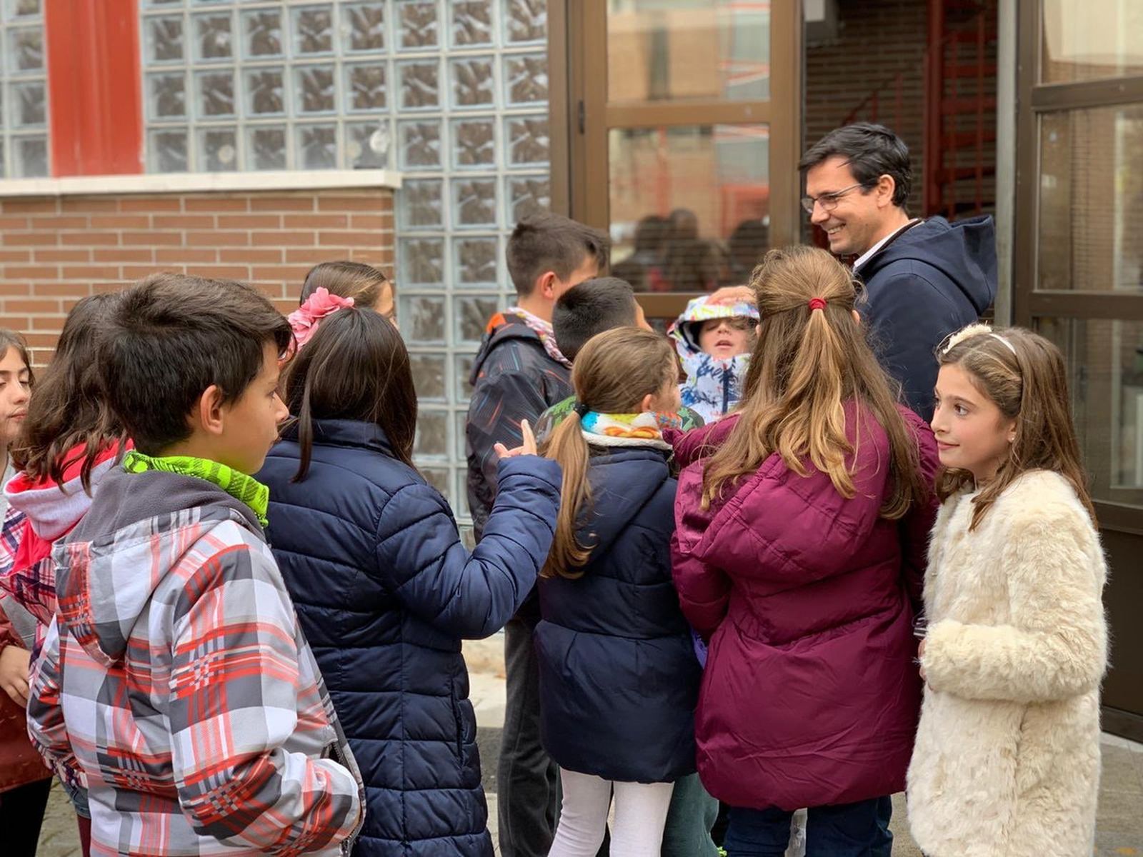 El alcalde junto a los niños que han participado en la actividad.