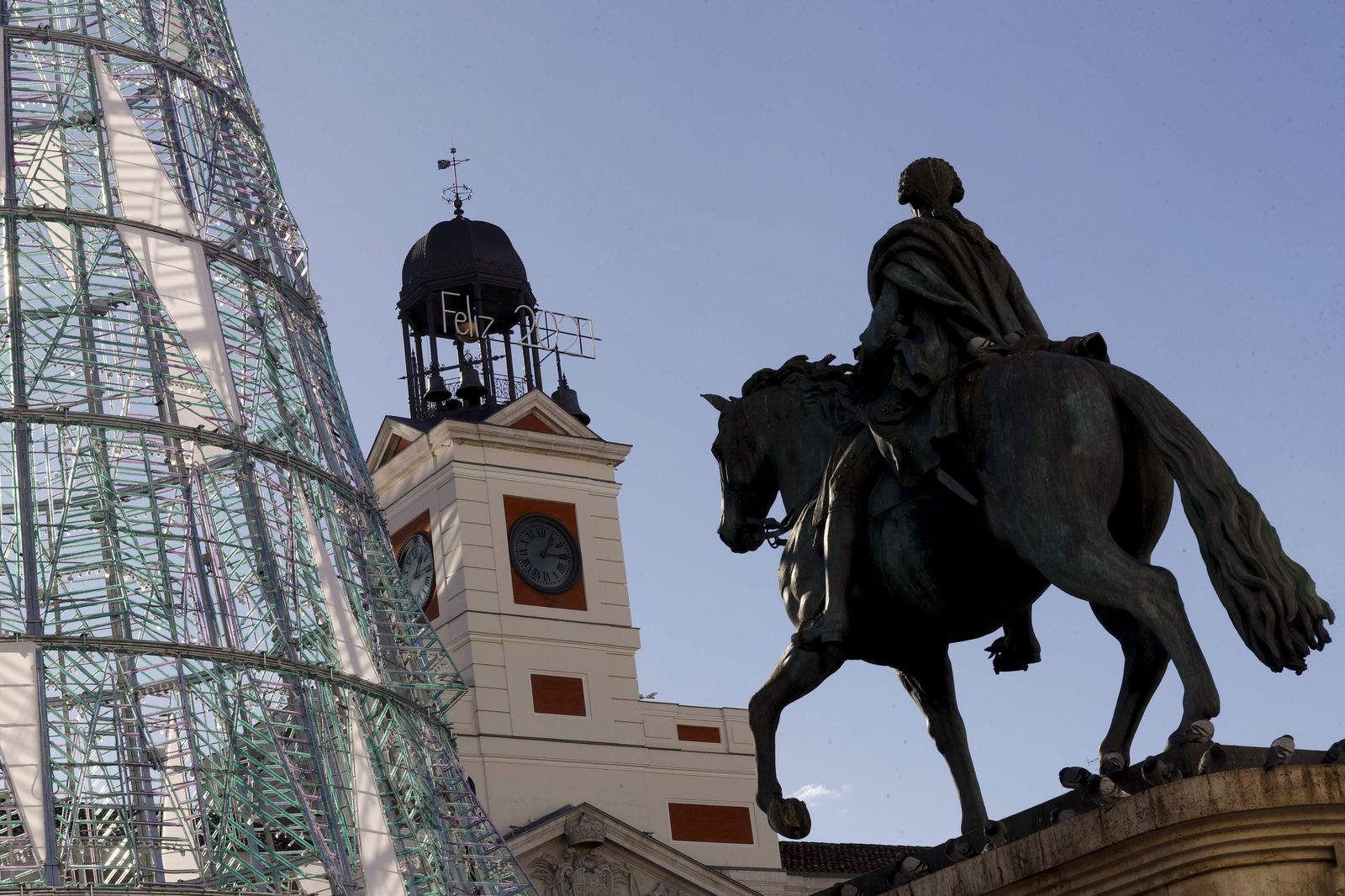 La Puerta del Sol en Madrid mientras se ultiman los preparativos para una atípica Nochevieja.