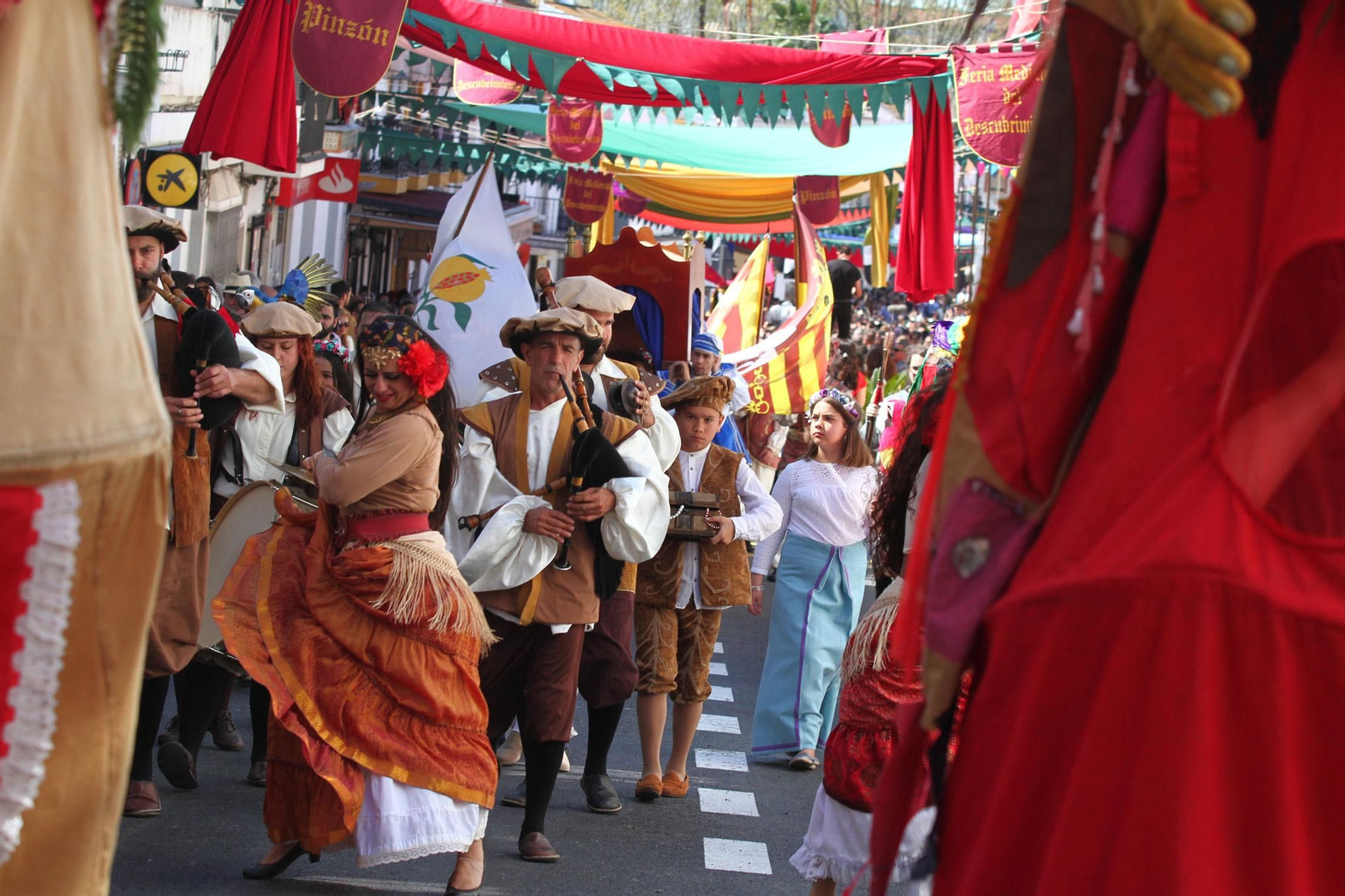 Imágenes del desfile de la XIX Feria Medieval del Descubrimiento, en Palos de la Frontera