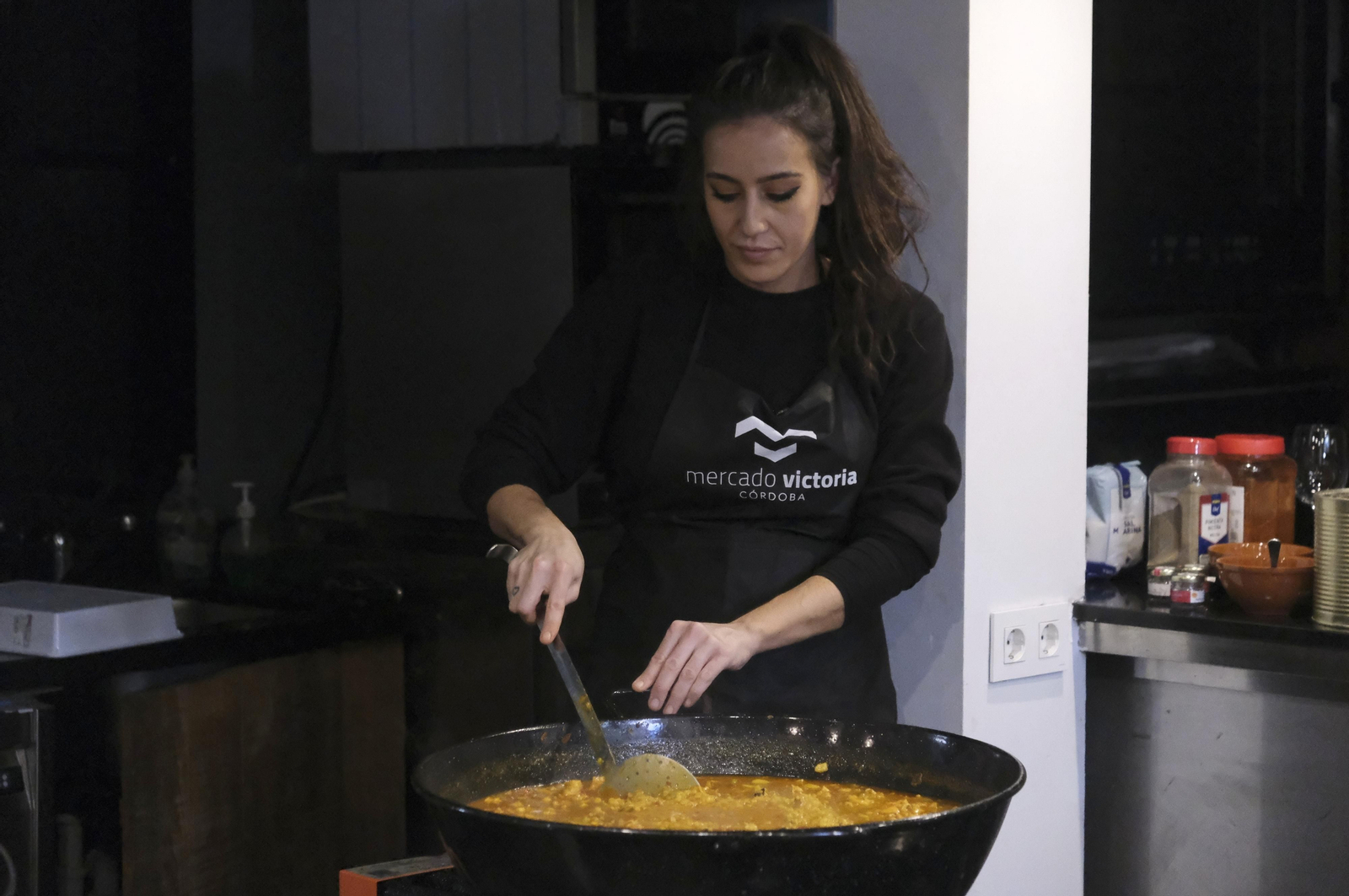 La jornada del perol cordobés en el Mercado Victoria, en imágenes