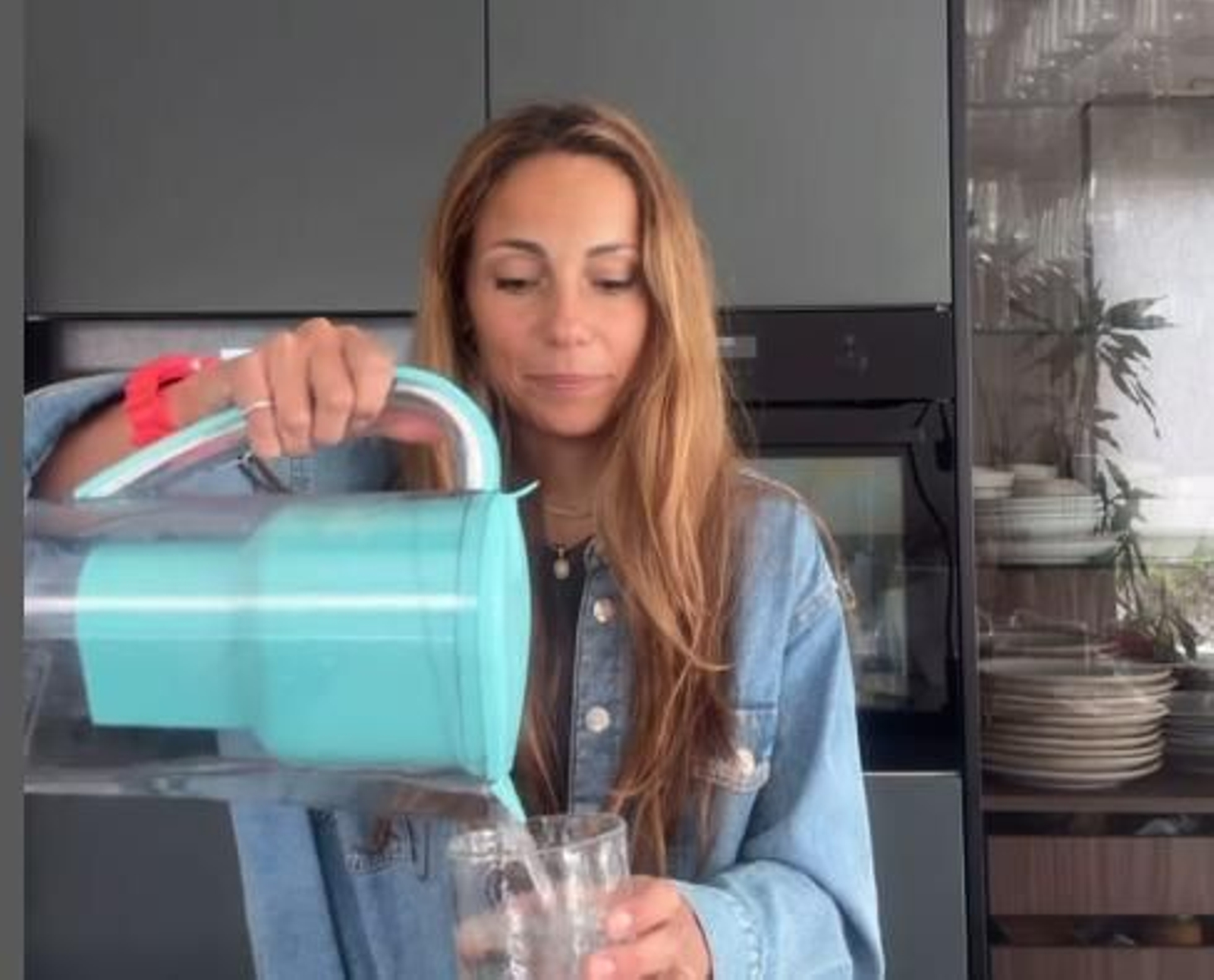 Blanca García- Orea preparando el chupito antiinflamatorio