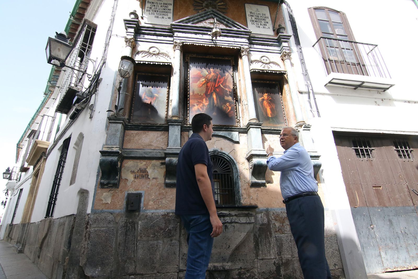 Bellido y Moreno Calderón observan el retablo de la calle Lineros.