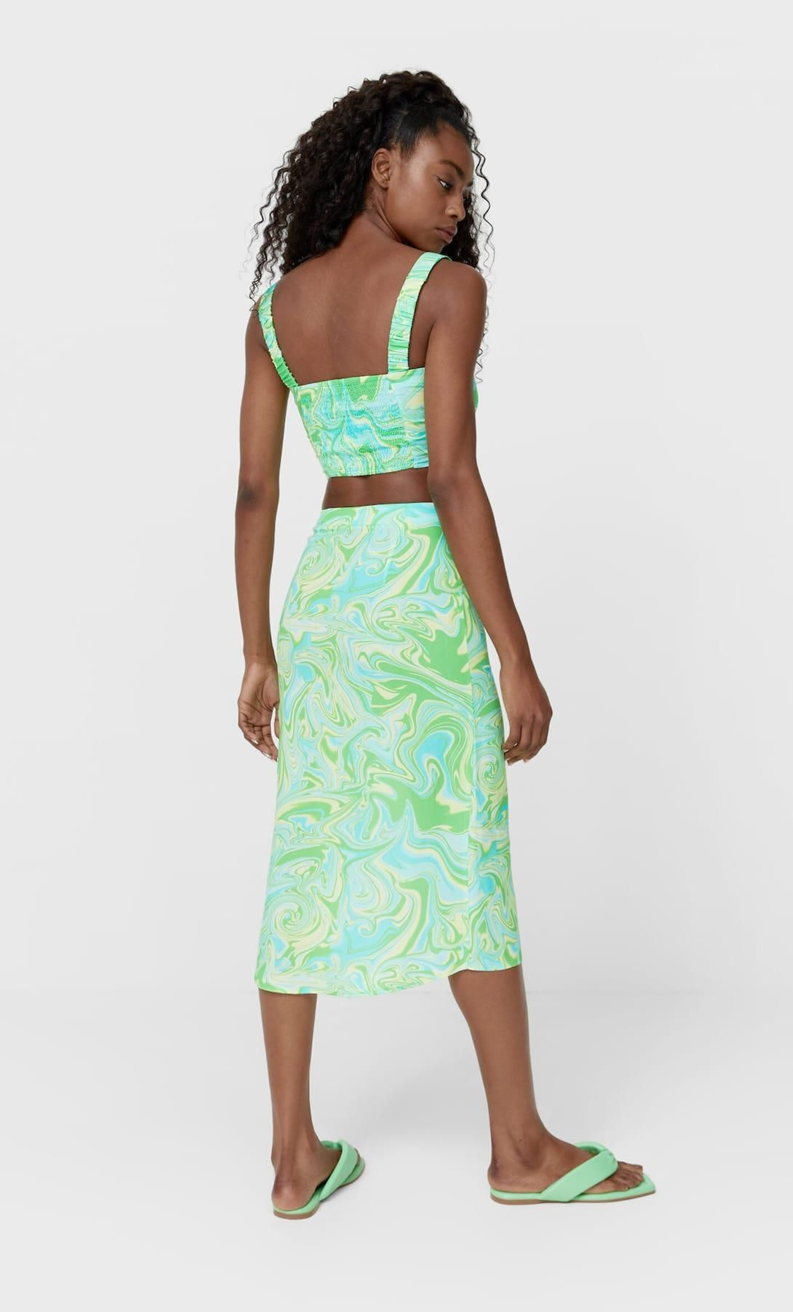 Falda midi con estampado psicodélico de Stradivarius.