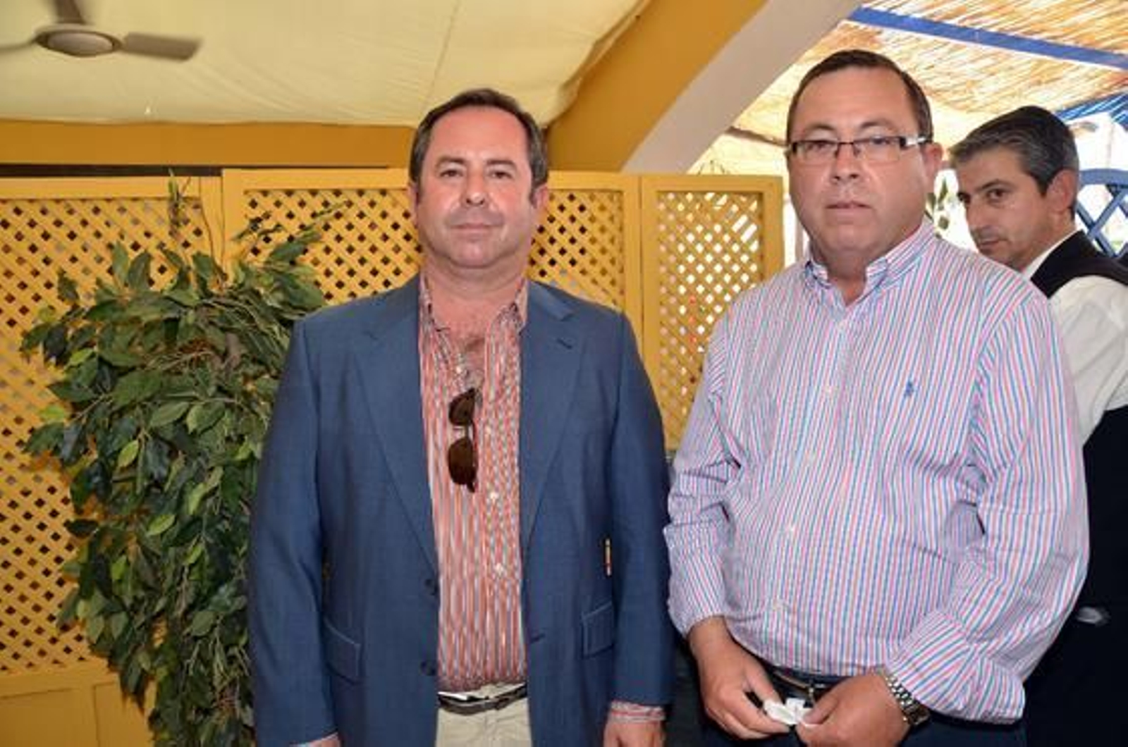 Manuel Gutiérrez, propietario de Muebles Briole, junto a Manuel Requena, ayer en la caseta de Diario de Jerez.

Foto: Manuel Aranda