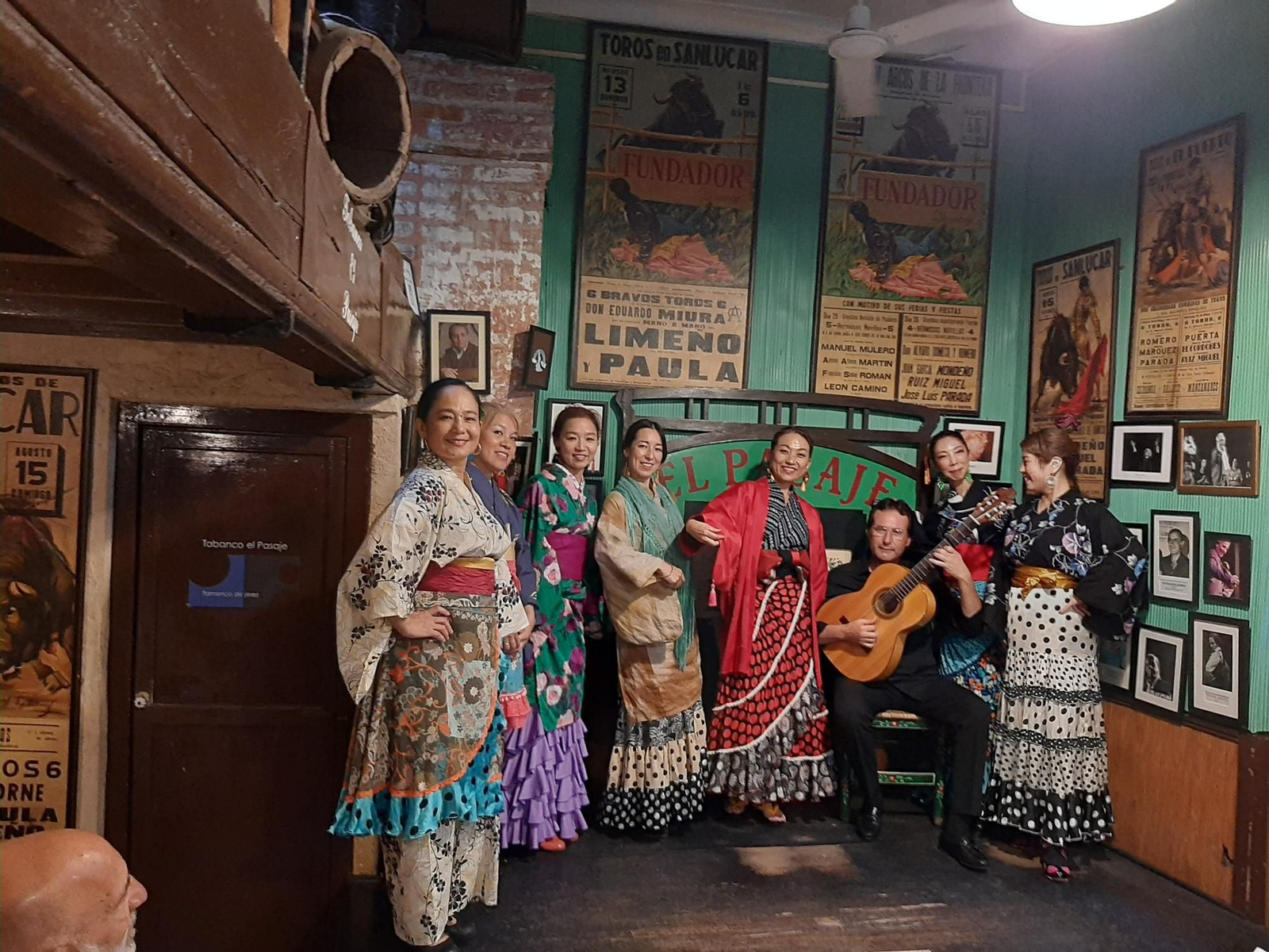 Artistas flamencas del conjunto 'De Tokio a Jerez' en El Pasaje.