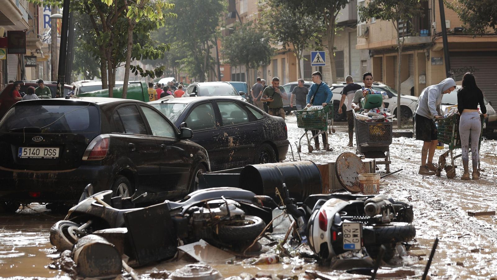 Así han quedado las calles de Valencia: desolación, barro y coches amontonados