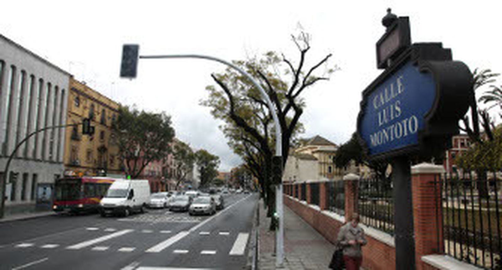 Los nuevos semáforos ya están colocados en Luis Montoto. / Juan Carlos Muñoz