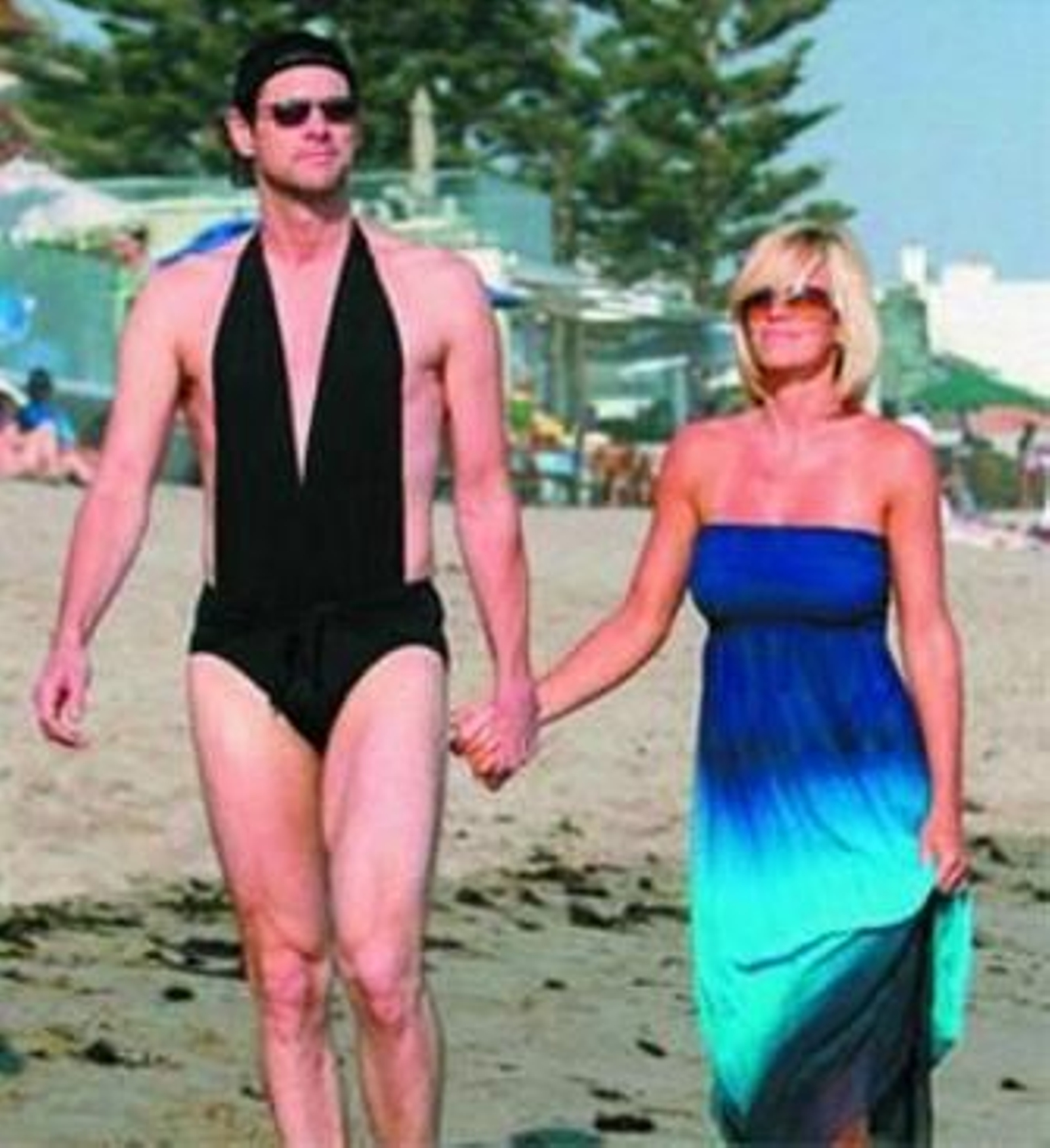 Jim Carrey se pasea con el traje de baño de su novia