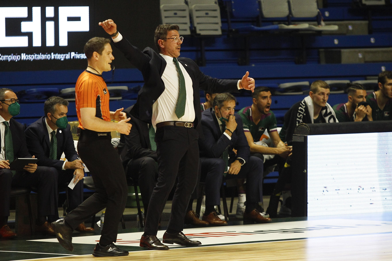 Katsikaris observa una jugada del partido en la banda del Carpena. Katsikaris observa una jugada del partido en la banda del Carpena.