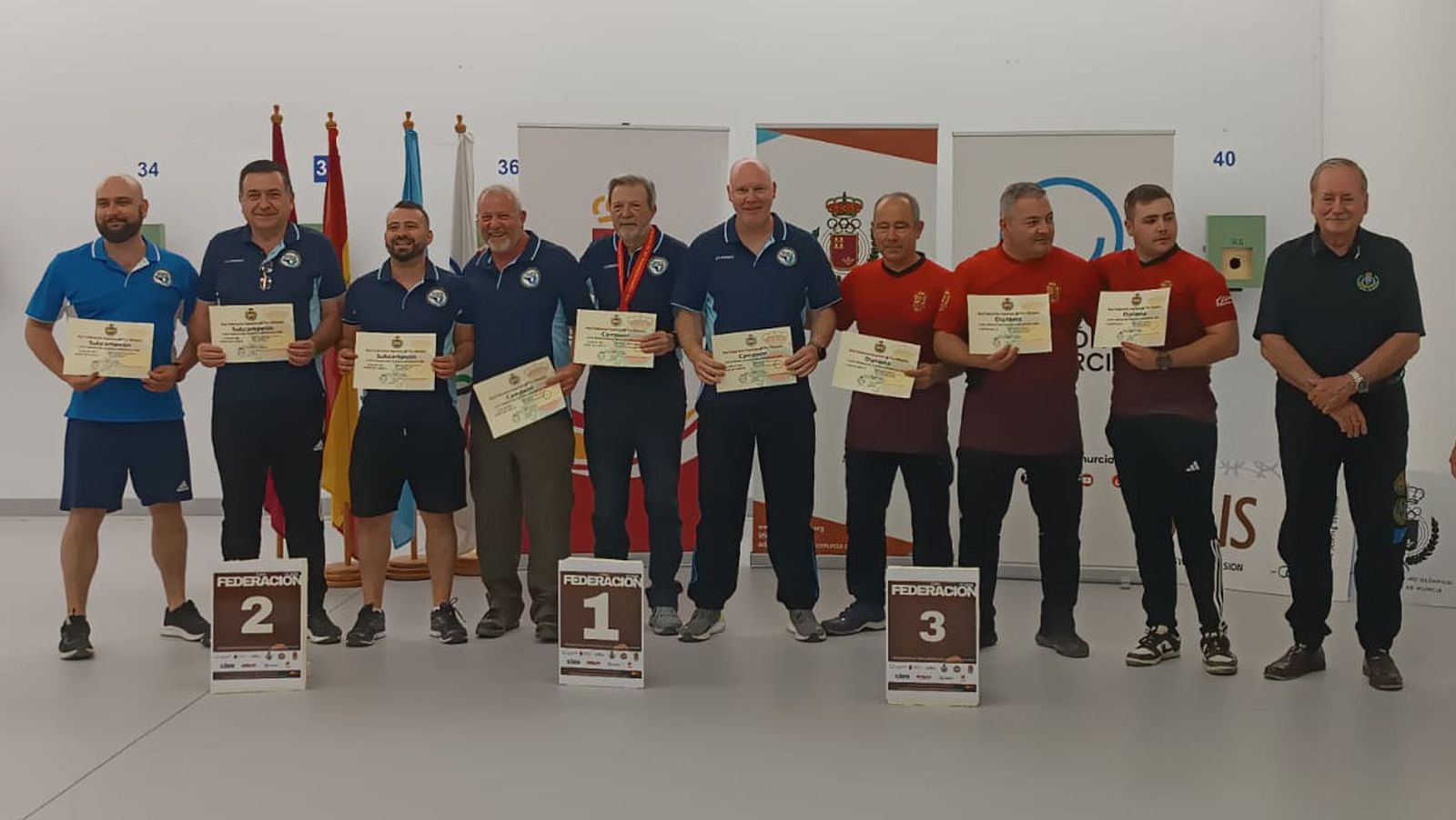 Los tiradores del club 'Bahía de Cádiz, los seis de la izquierda, posan con los diplomas acreditativos del primer y segundo puesto por equipos