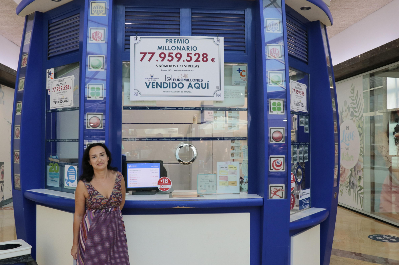 Rosario Martín, en la administración de loterías número 20 del centro comercial Rosaleda.