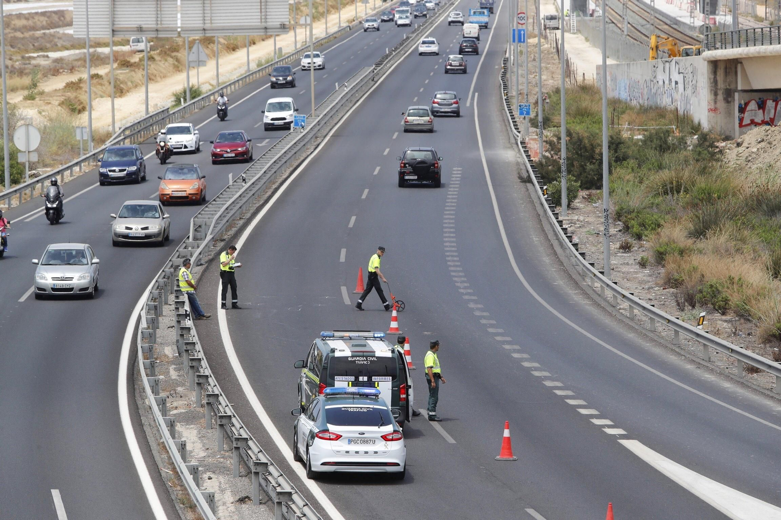 La Guardia Civil de Tráfico trabaja  en el lugar donde se ha producido el accidente.
