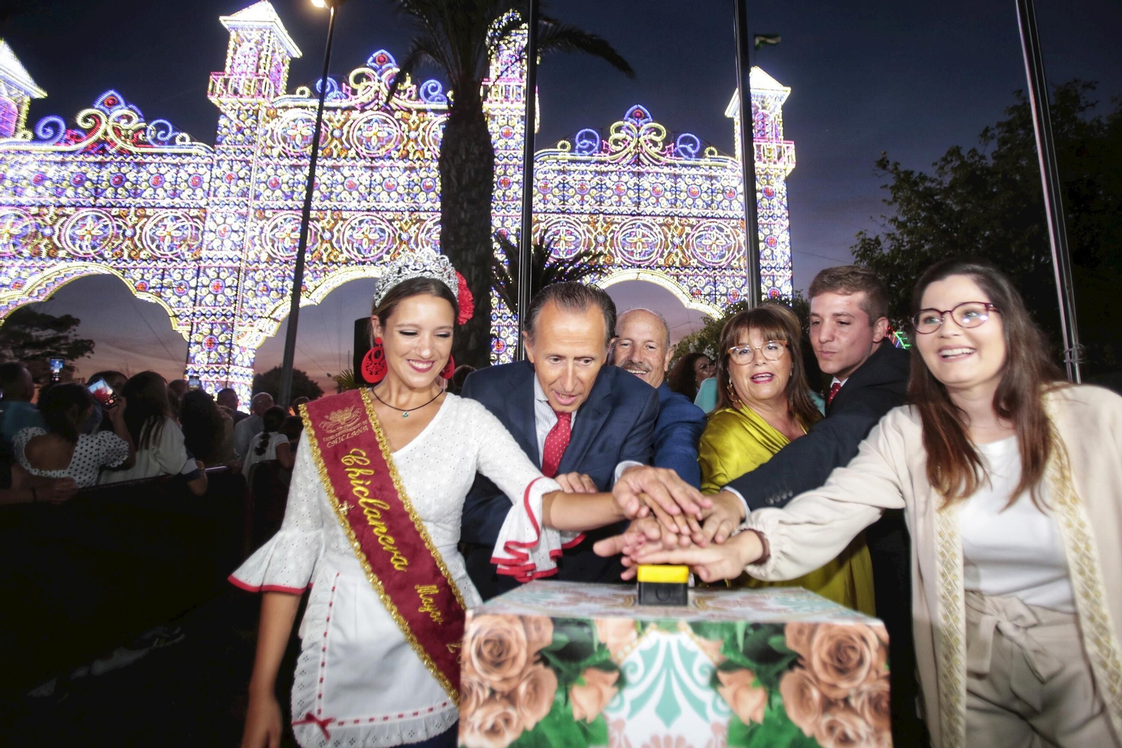El alcalde, en el momento de encender la nueva portada de la feria que ha lucido este año.
